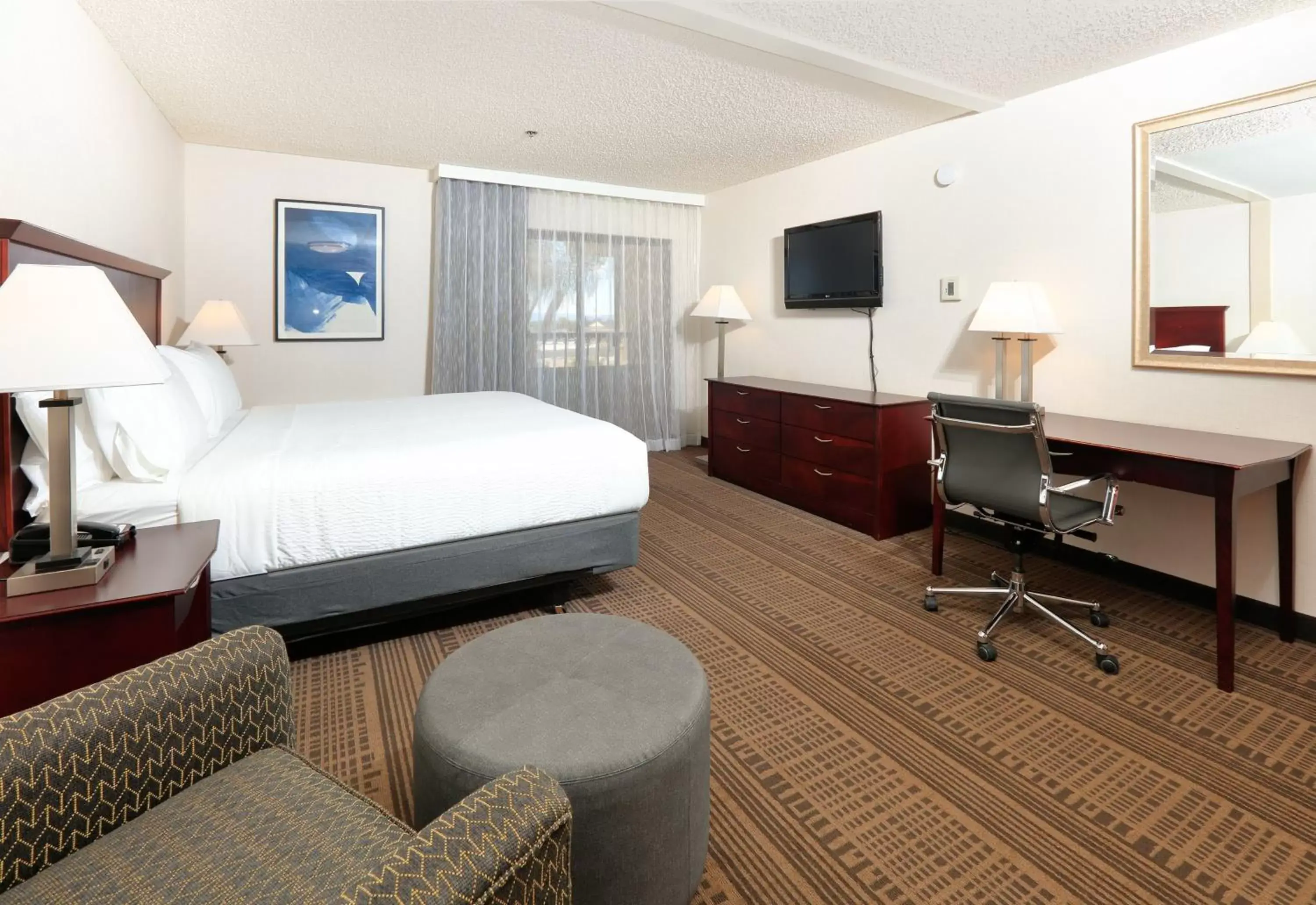 Photo of the whole room, TV/Entertainment Center in Holiday Inn & Suites Santa Maria, an IHG Hotel