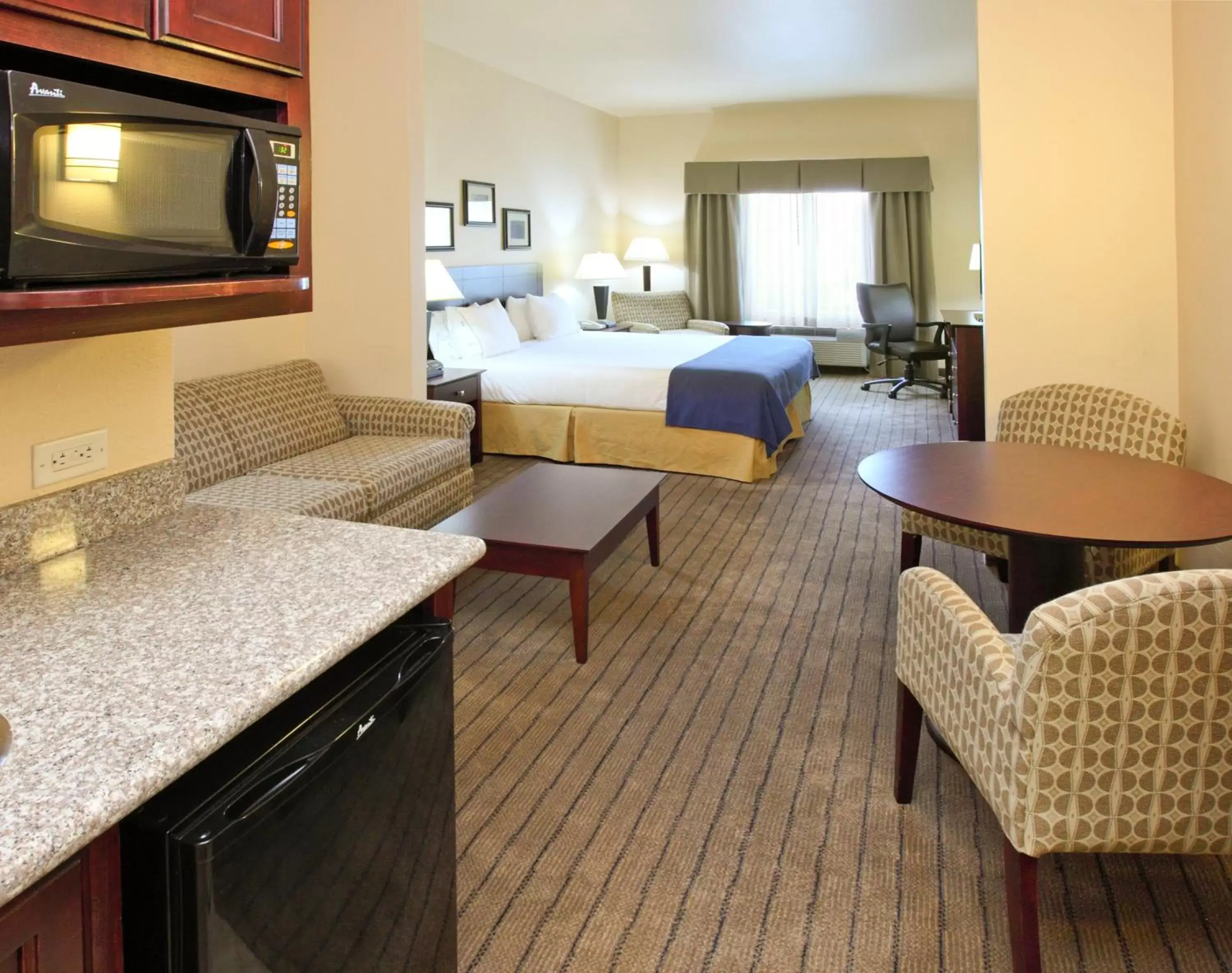 Photo of the whole room, Bed in Holiday Inn Express Hotel & Suites Marshall, an IHG Hotel