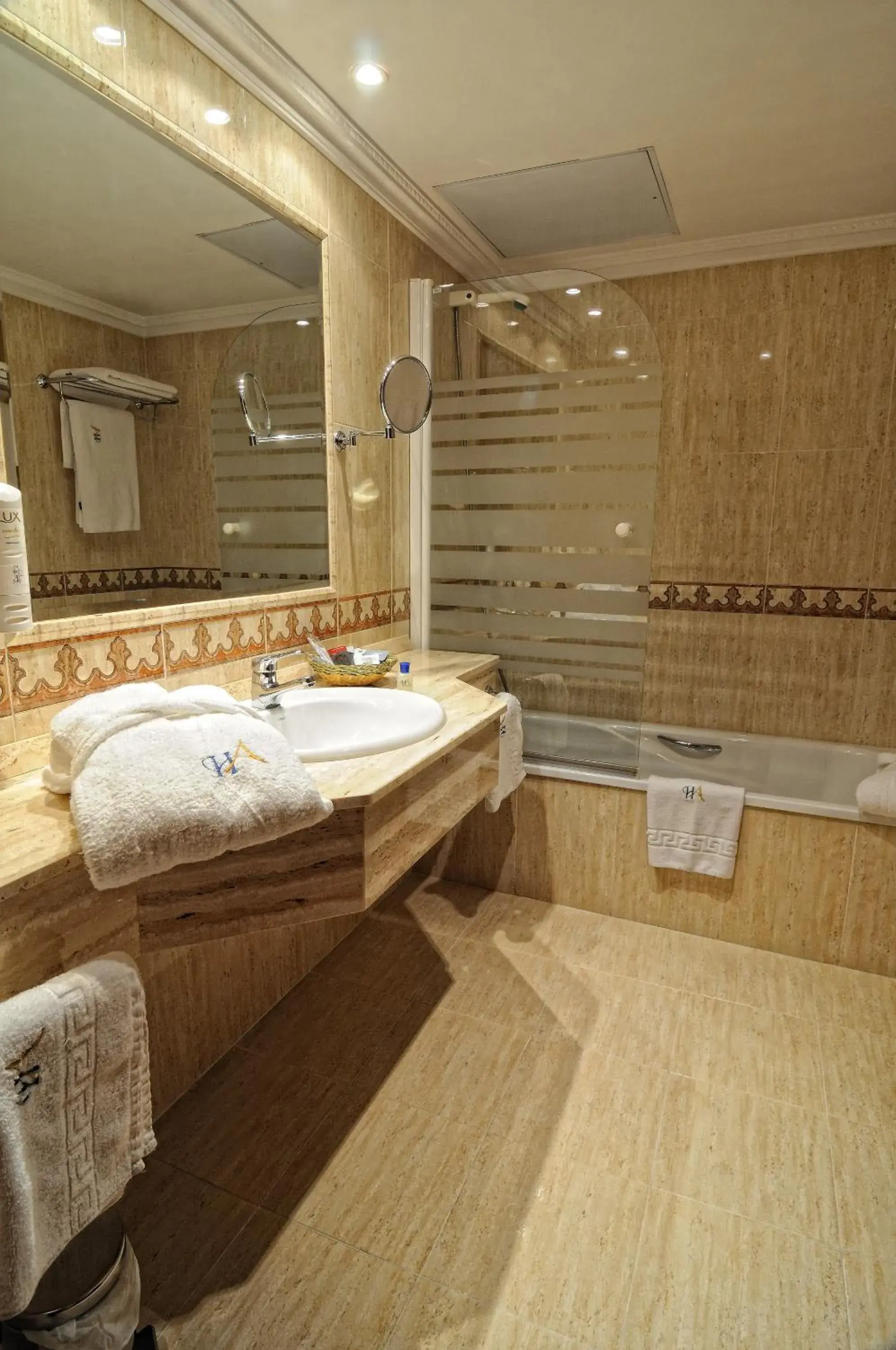 Bathroom, Bed in Hotel Alisi