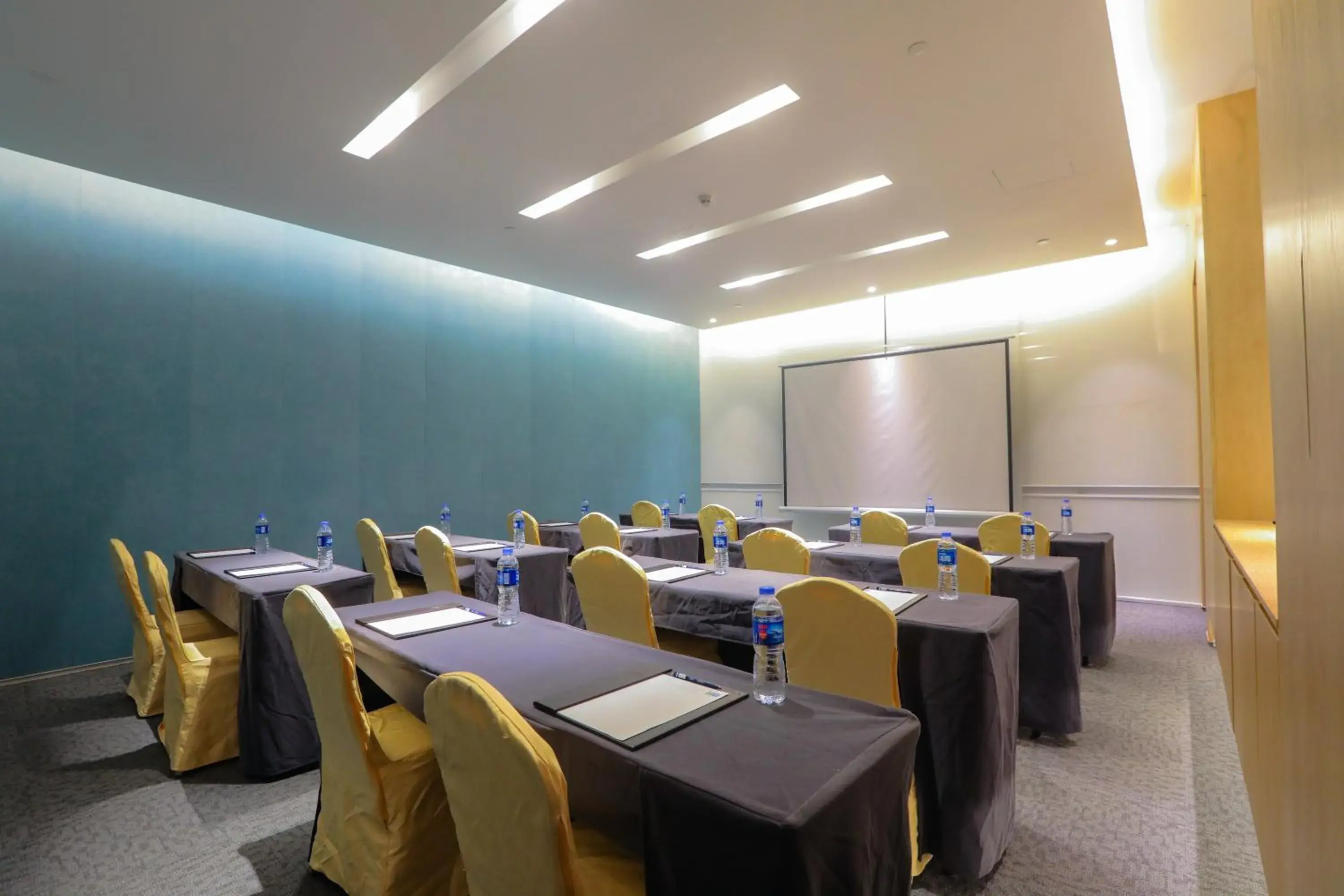 Meeting/conference room in Holiday Inn Express Shanghai Songjiang Fangta, an IHG Hotel