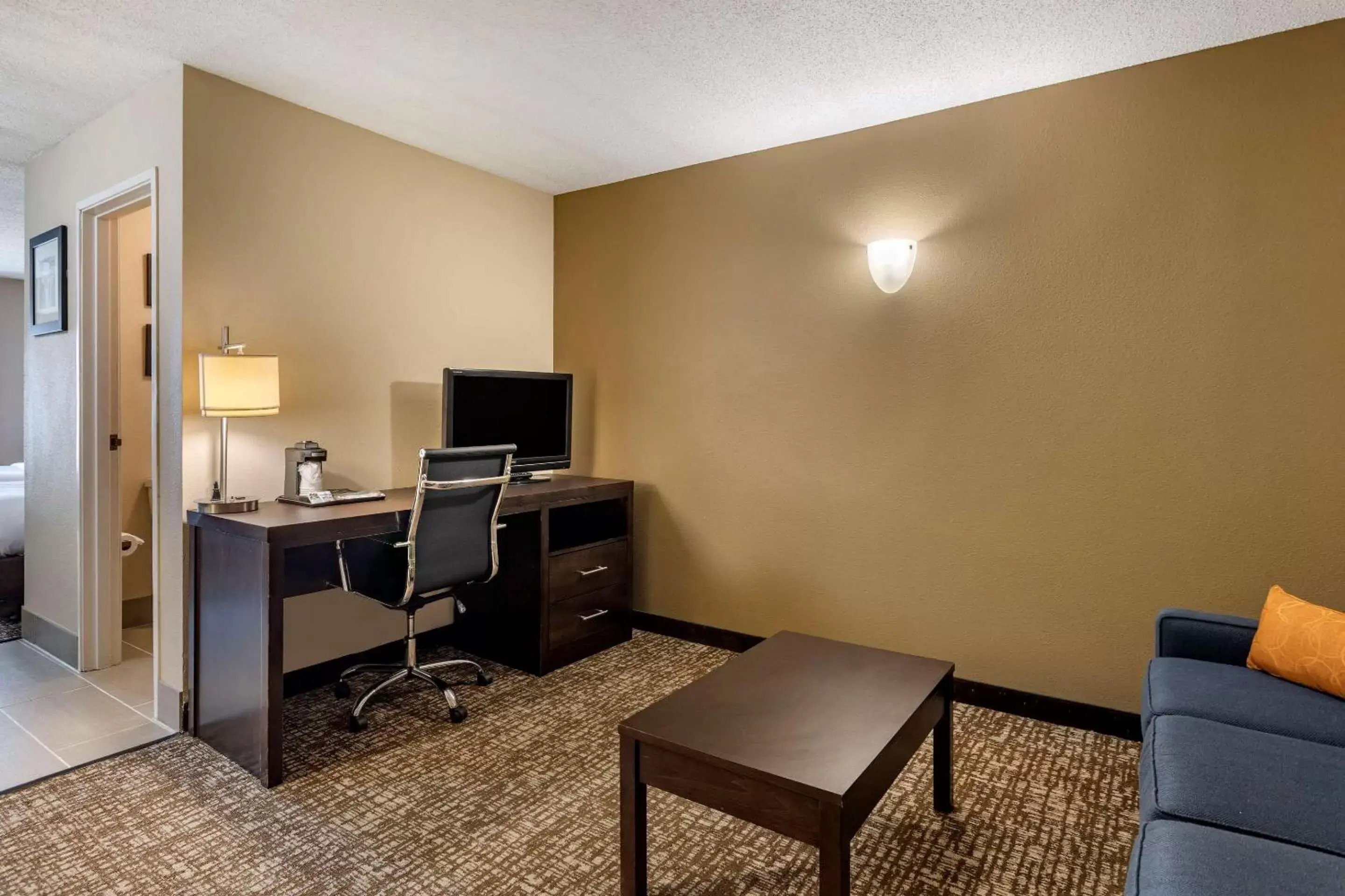 Photo of the whole room, TV/Entertainment Center in Comfort Inn Paducah I-24