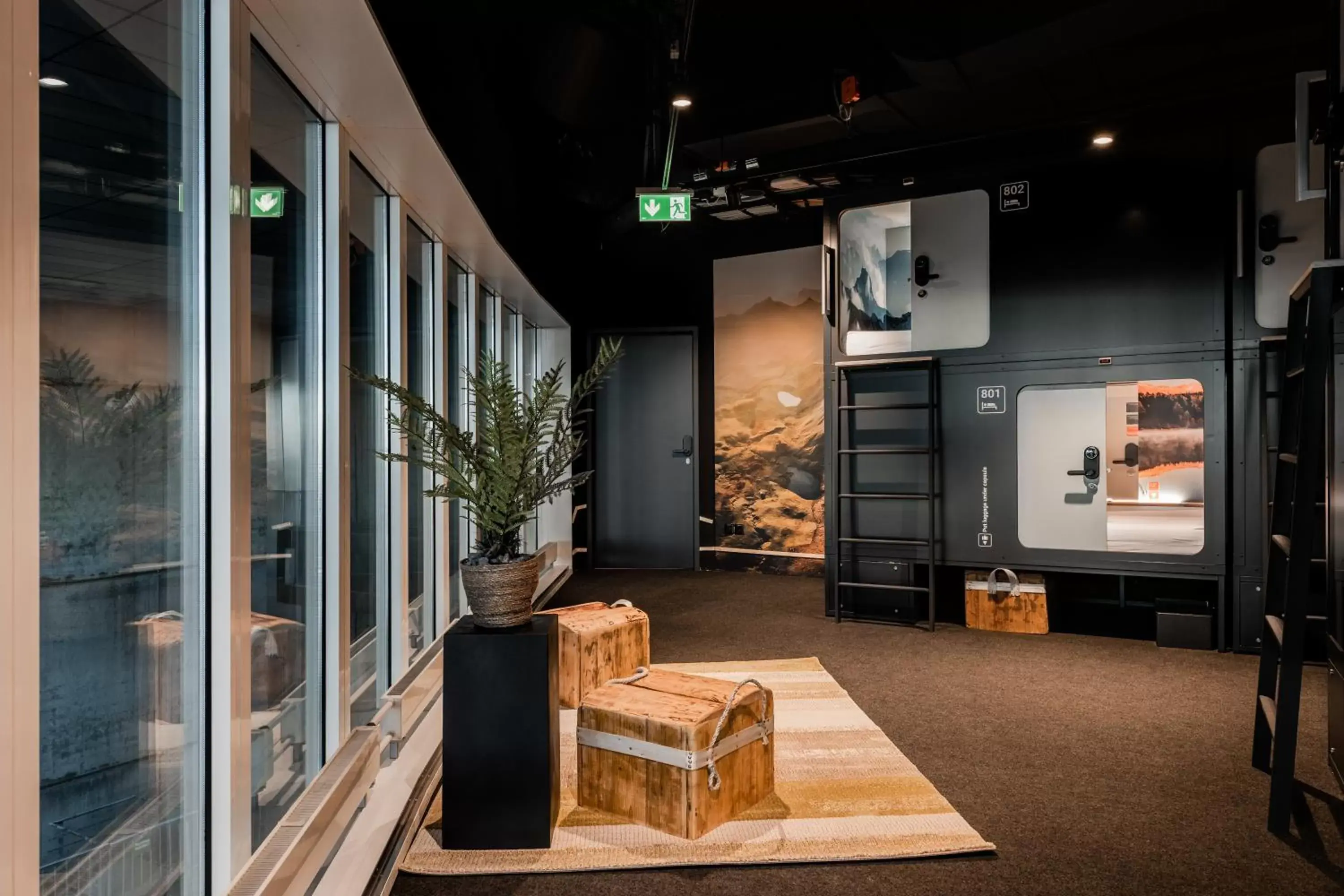 Photo of the whole room, Seating Area in Capsule Hotel - Alpine Garden Zurich Airport