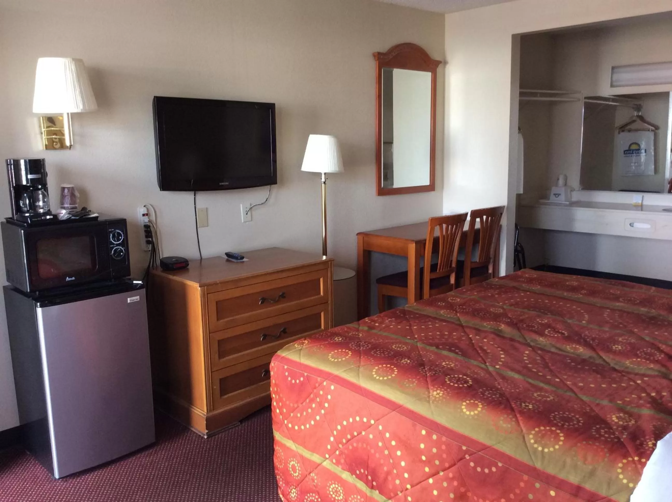 Queen Room - Smoking in Days Inn by Wyndham in San Bernardino