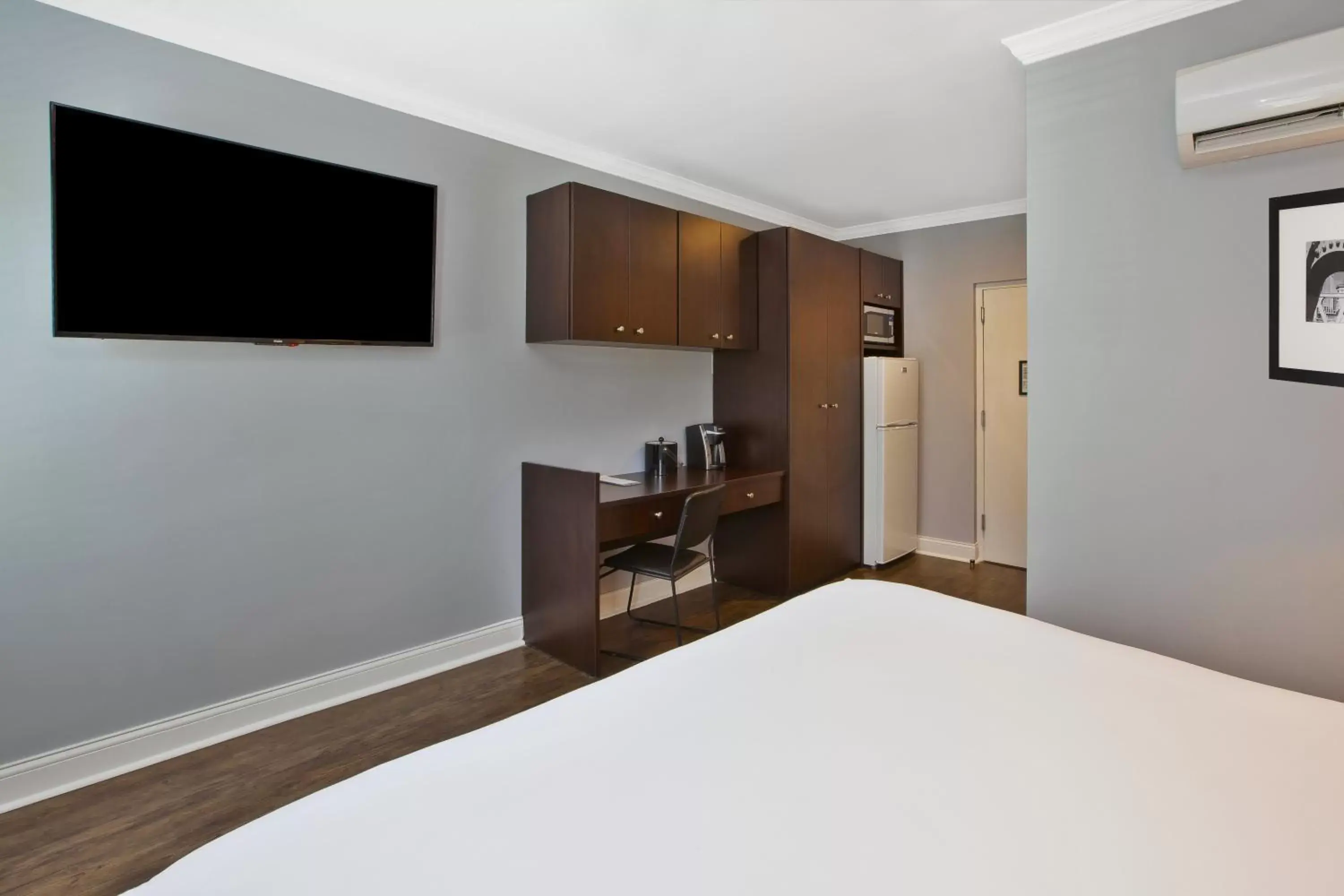 Bedroom, TV/Entertainment Center in Hotel Chicago West Loop