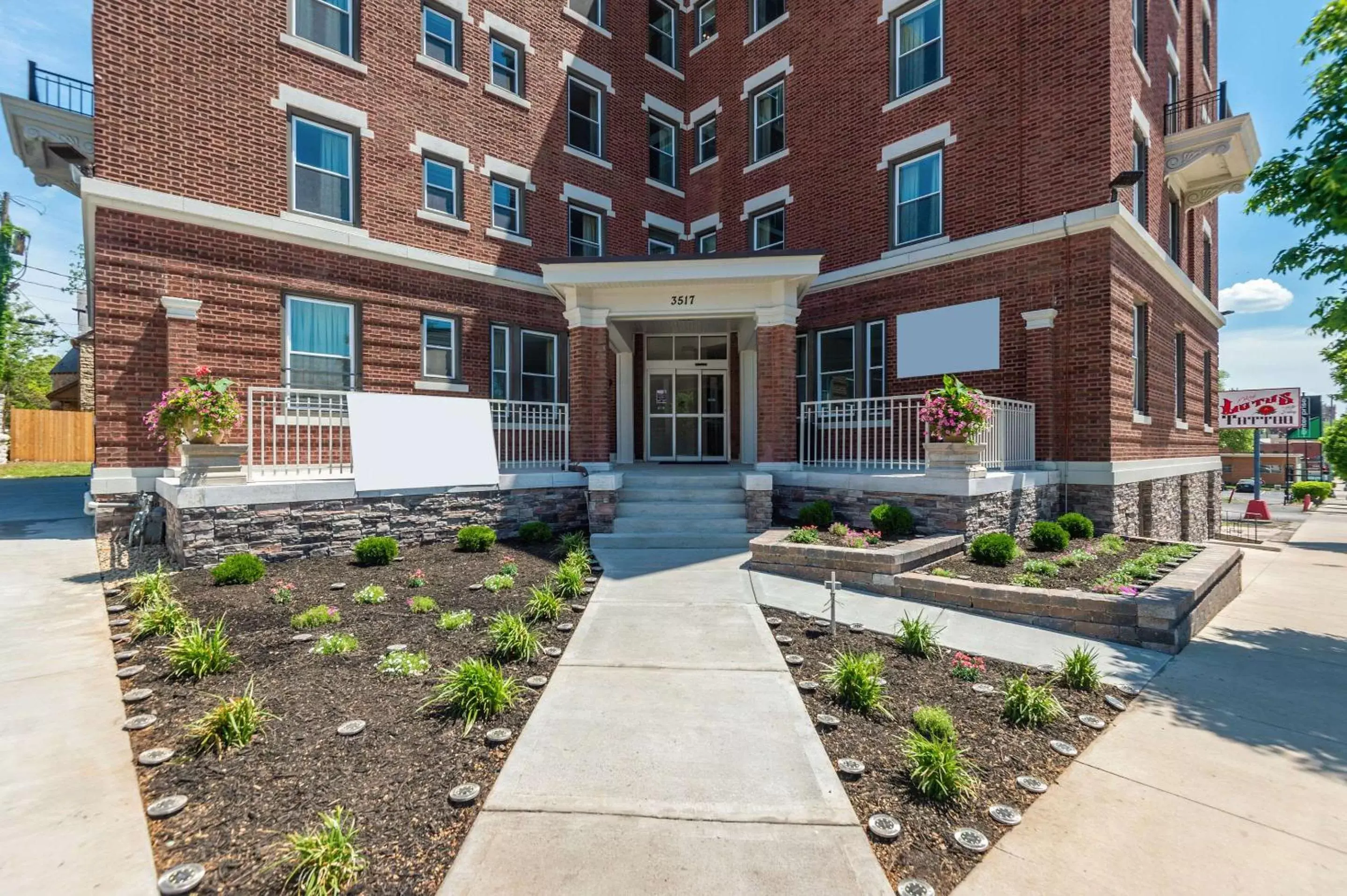 Property building in Quality Inn & Suites Kansas City Downtown Property building in Quality Inn & Suites Kansas City Downtown