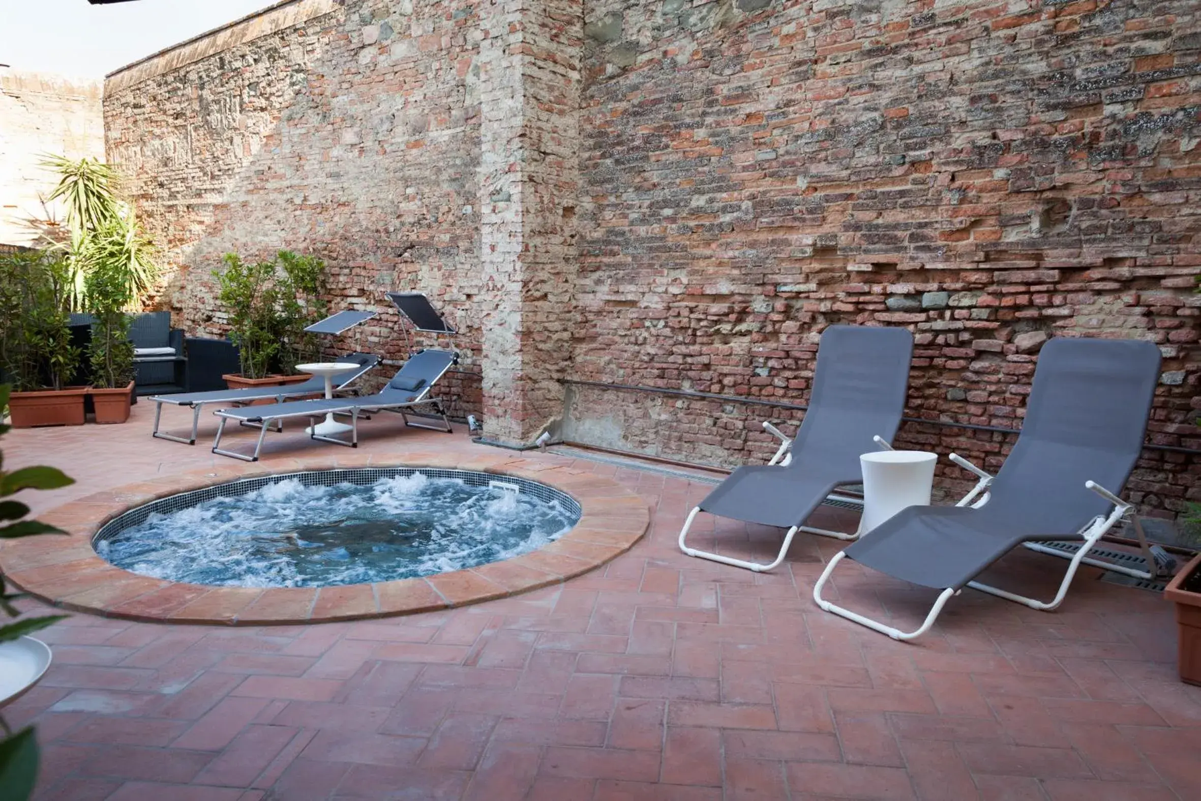 Hot Tub, Swimming Pool in Hotel San Miniato