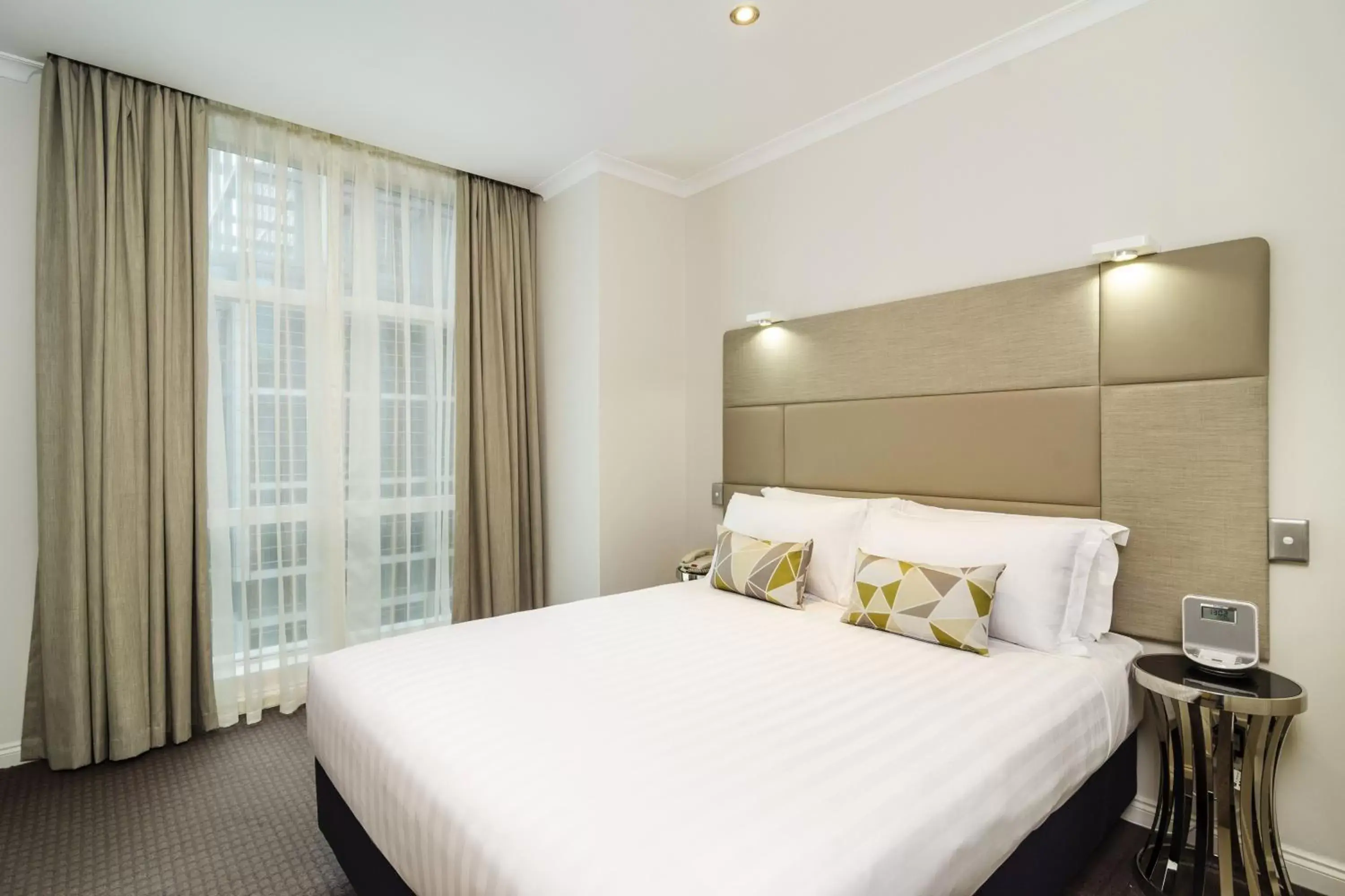 TV and multimedia, Bed in Clarion Suites Gateway