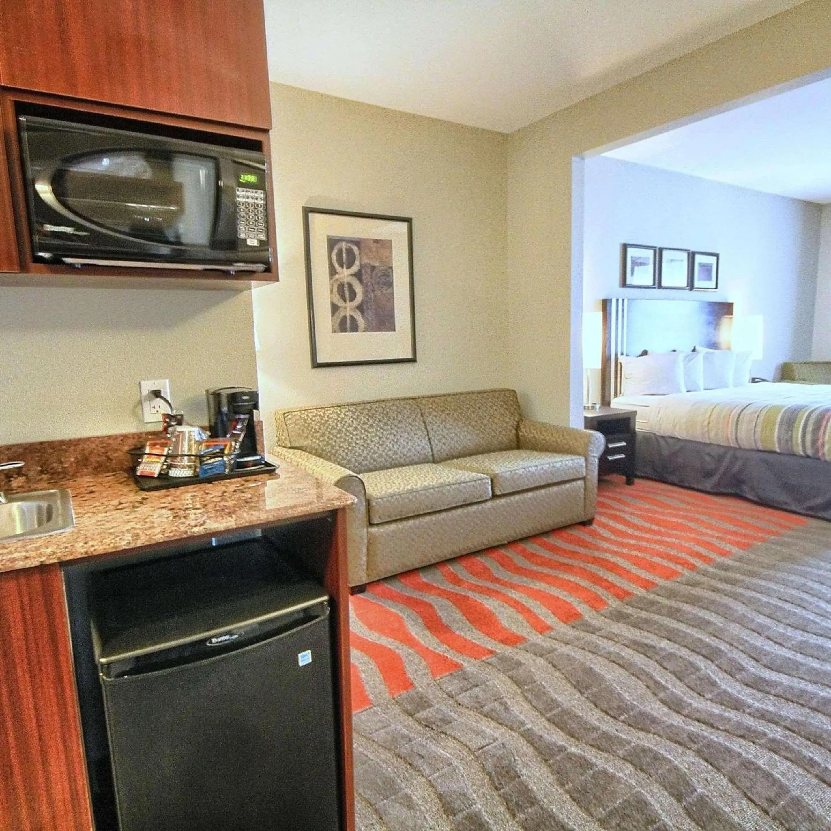 Bedroom, Seating Area in Country Inn & Suites by Radisson, Dearborn, MI