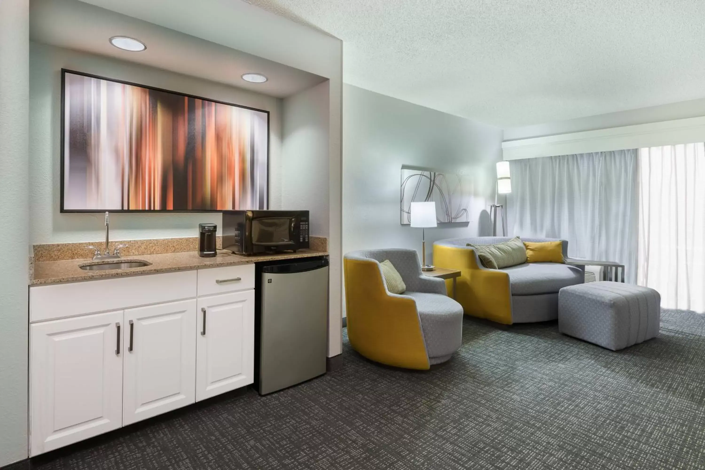 Living room, TV/Entertainment Center in Courtyard by Marriott Wilmington/Wrightsville Beach