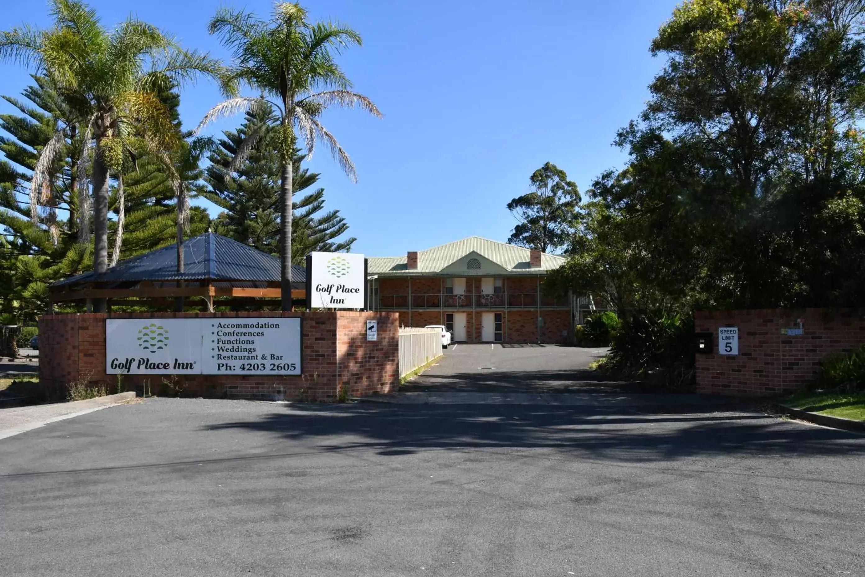 Property Building in Golf Place Inn Wollongong
