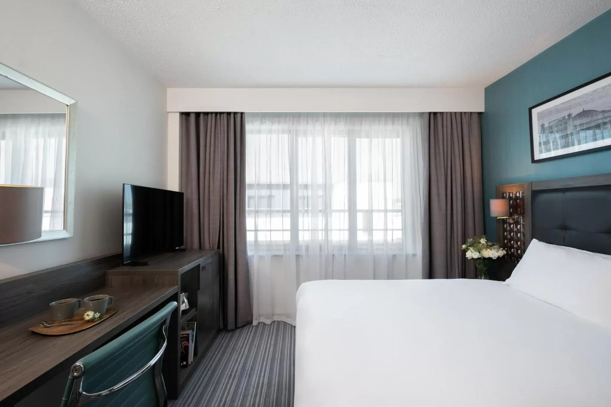 Bedroom, TV/Entertainment Center in Leonardo Hotel Brighton - Formerly Jurys Inn