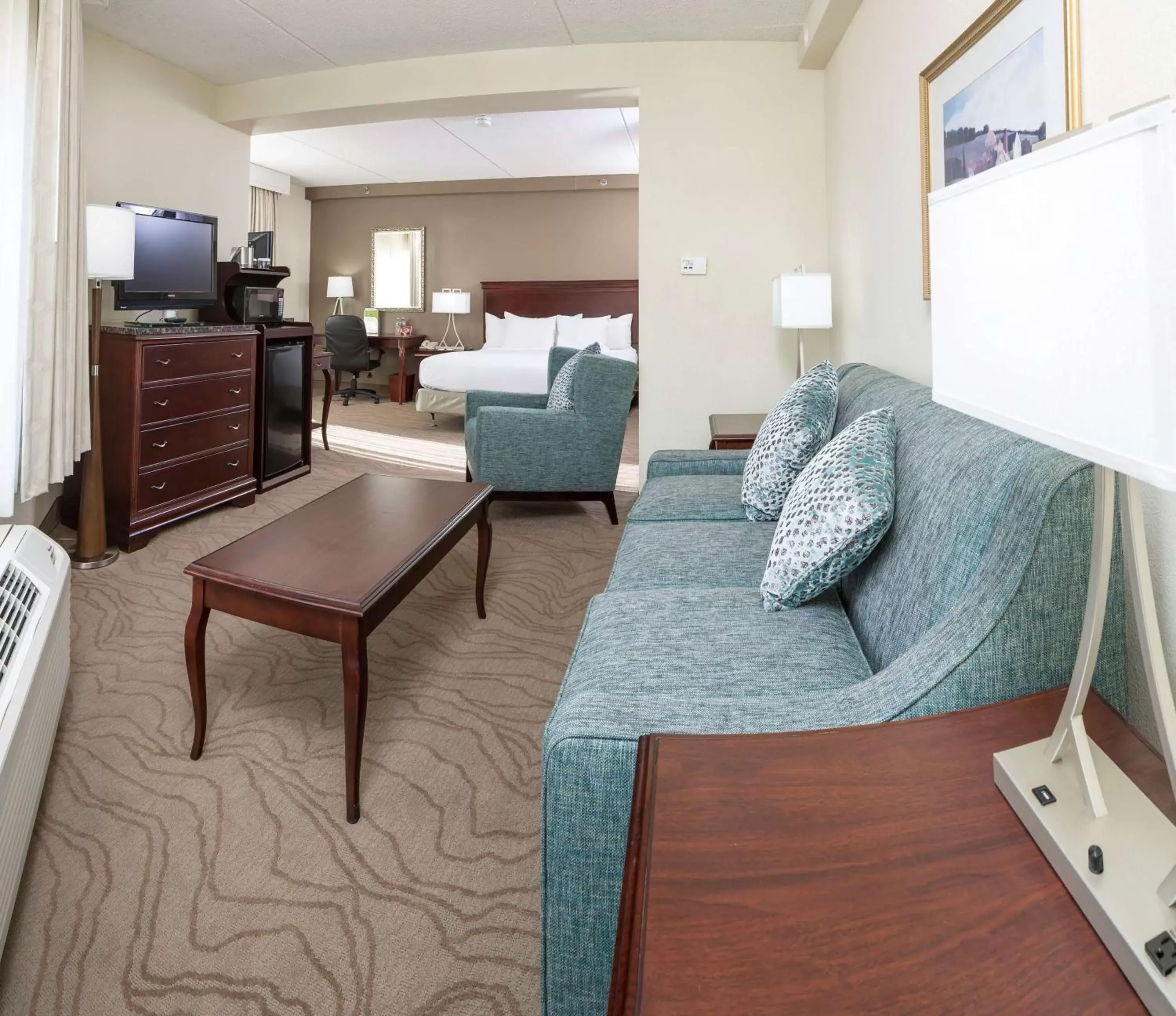 Bedroom, Seating Area in DoubleTree by Hilton Boston-Milford