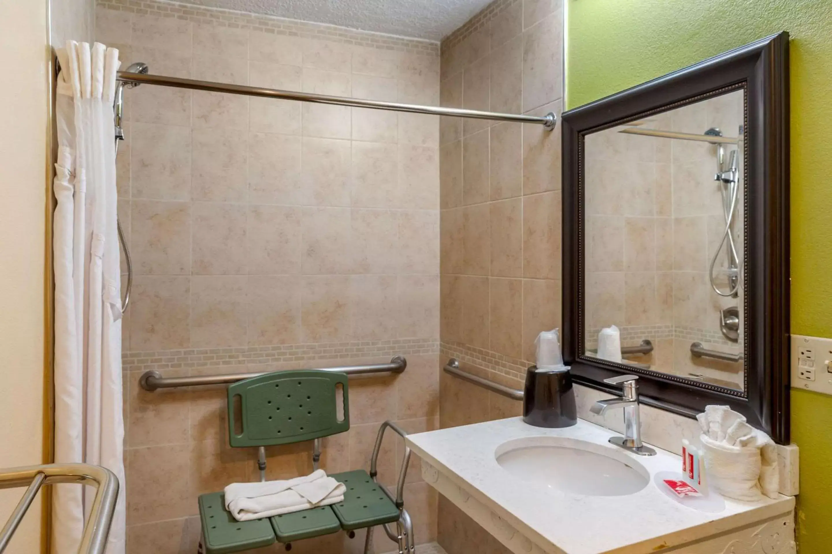 Bathroom in Econo Lodge West - Coors Blvd