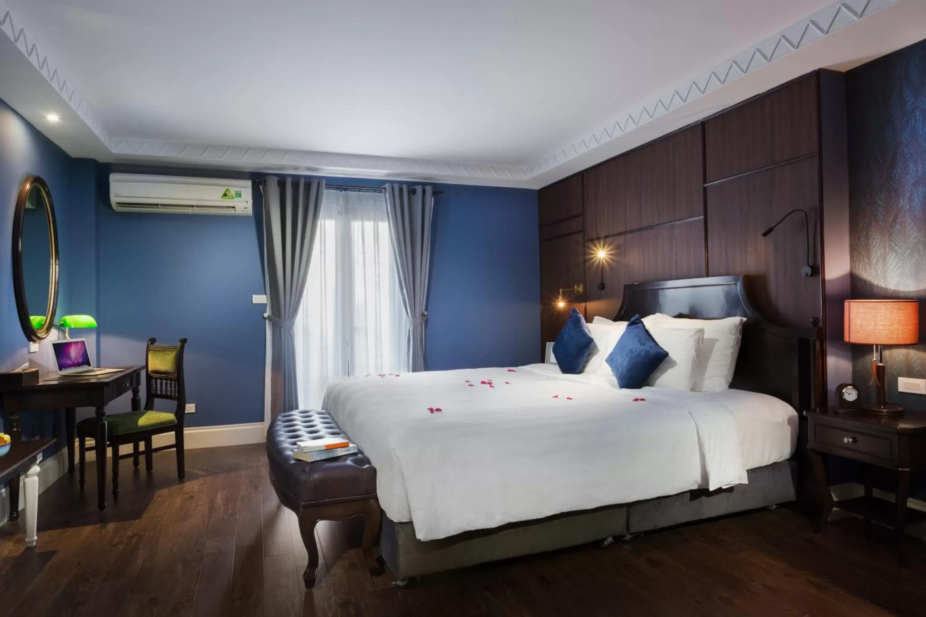 Bed in O'Gallery Premier Hotel & Spa