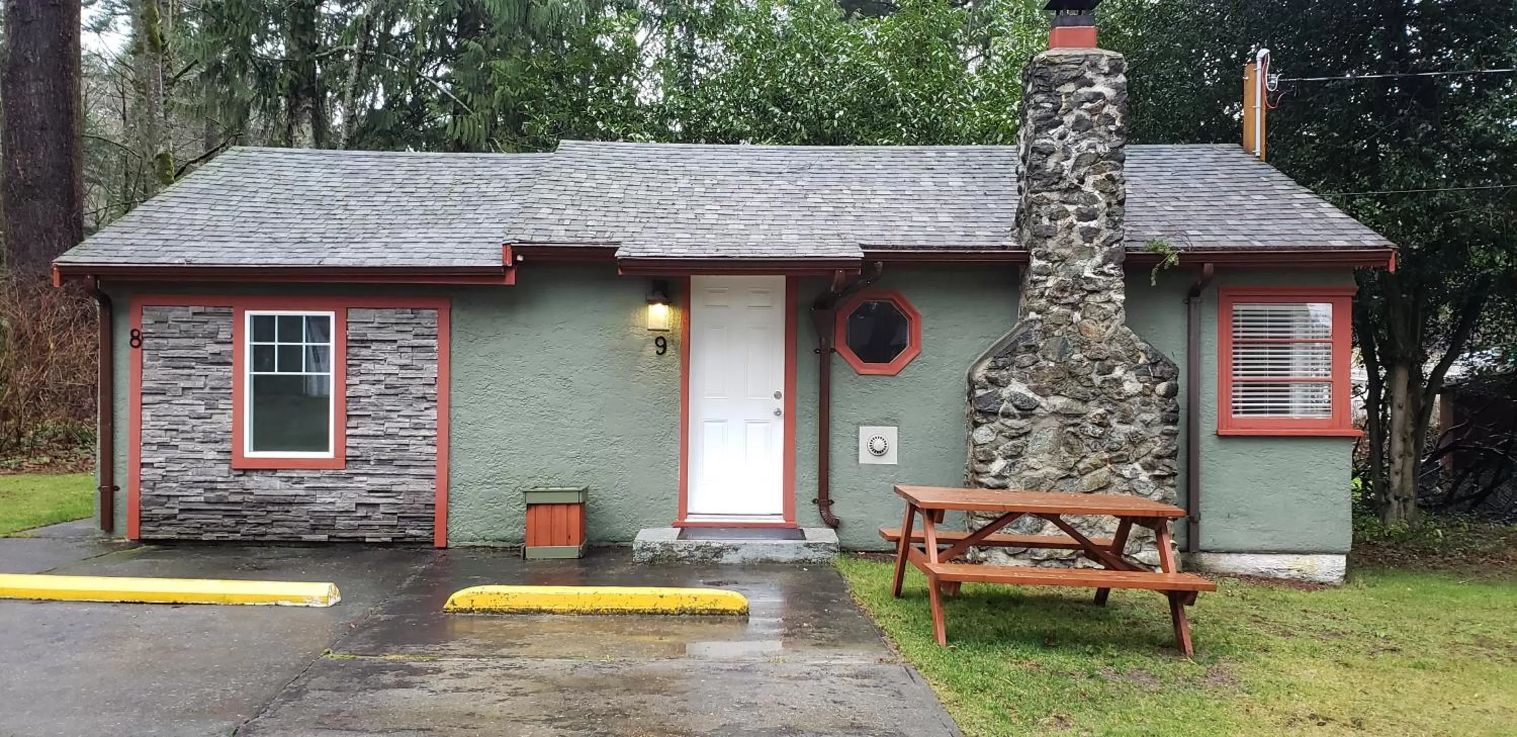 Facade/entrance, Property Building in Malahat Bungalows Motel