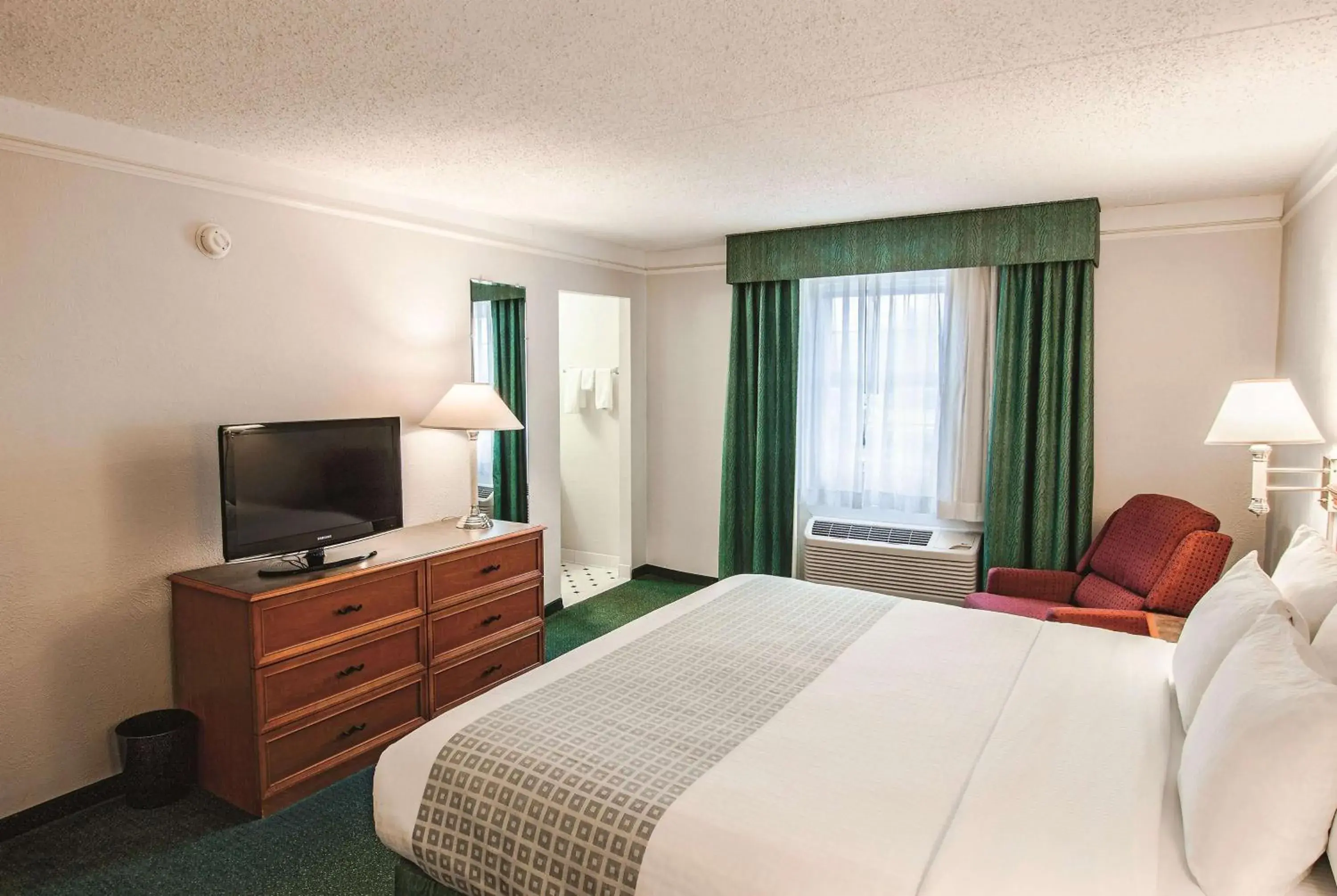 Photo of the whole room, Bed in La Quinta Inn by Wyndham Indianapolis Airport Lynhurst