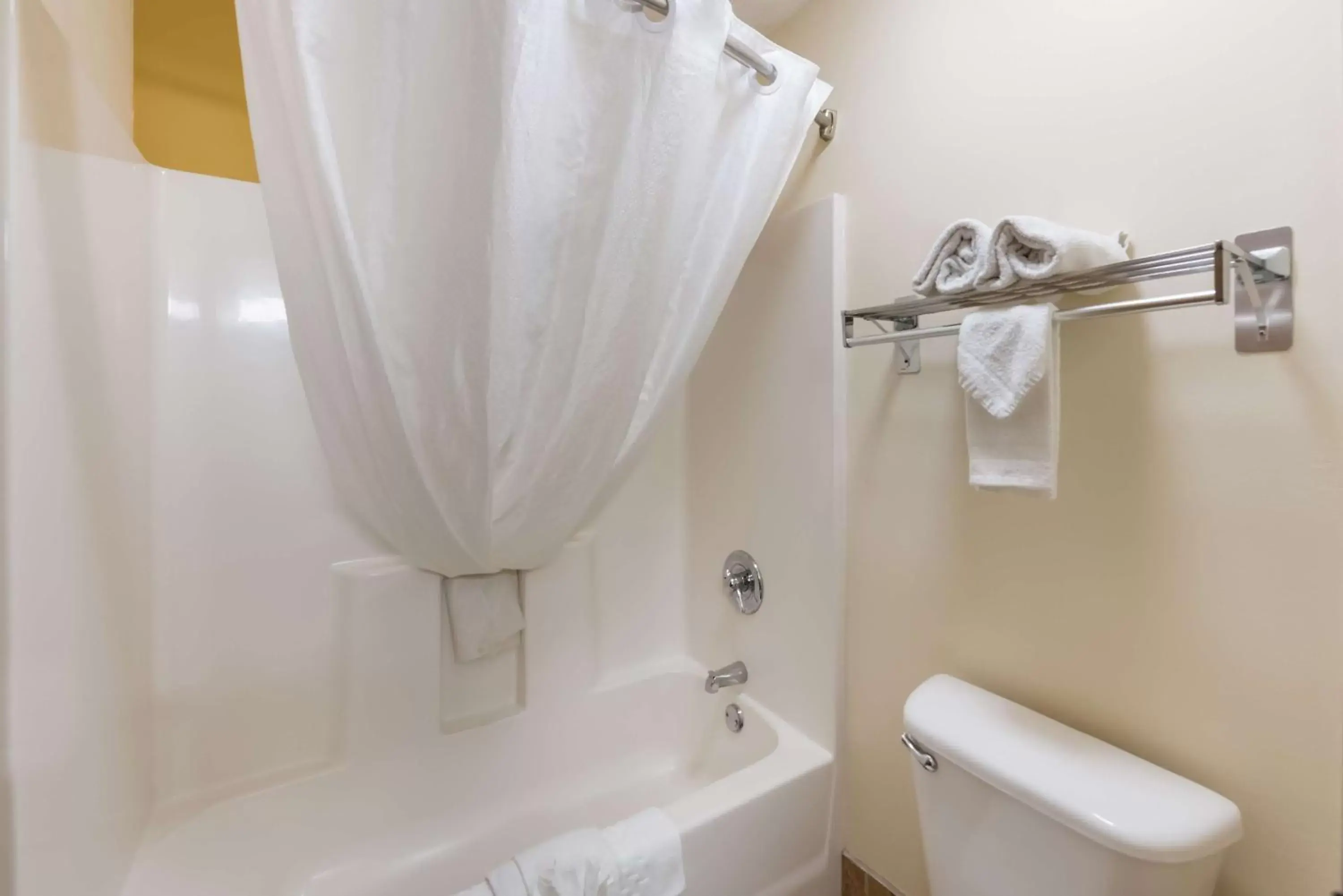 Bedroom, Bathroom in Best Western Lakewood Inn