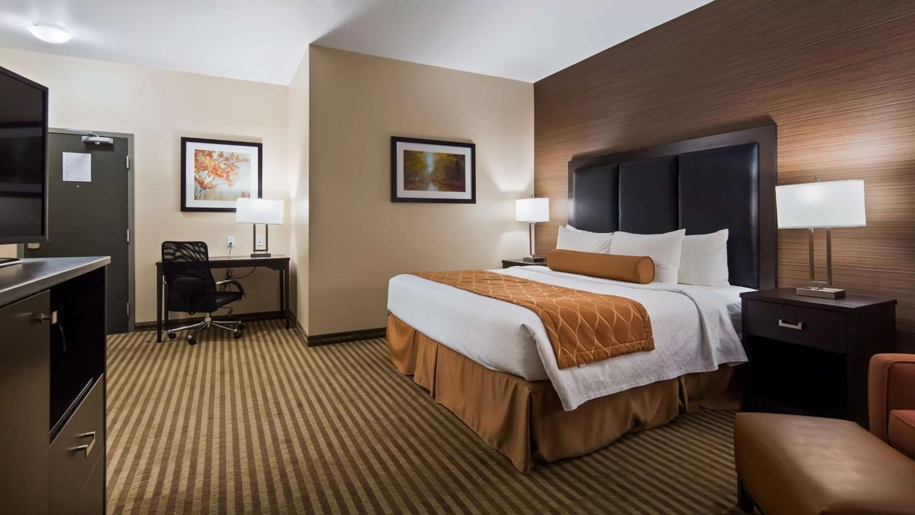 King Room with Roll-In Shower - Disability Access in Best Western Plus Fergus Hotel