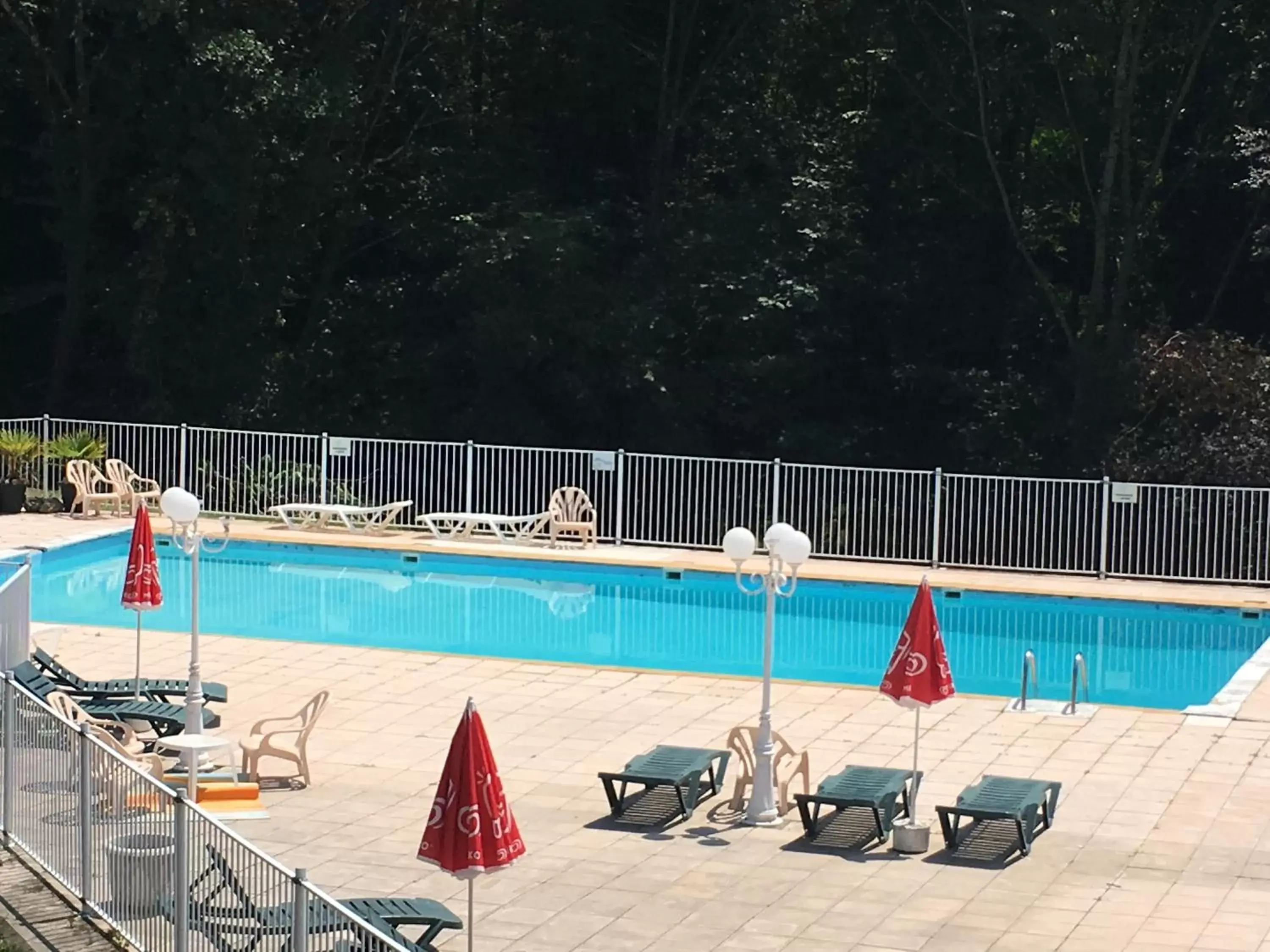 Patio, Swimming Pool in Les chambres et studios Camping Parc de Paletès