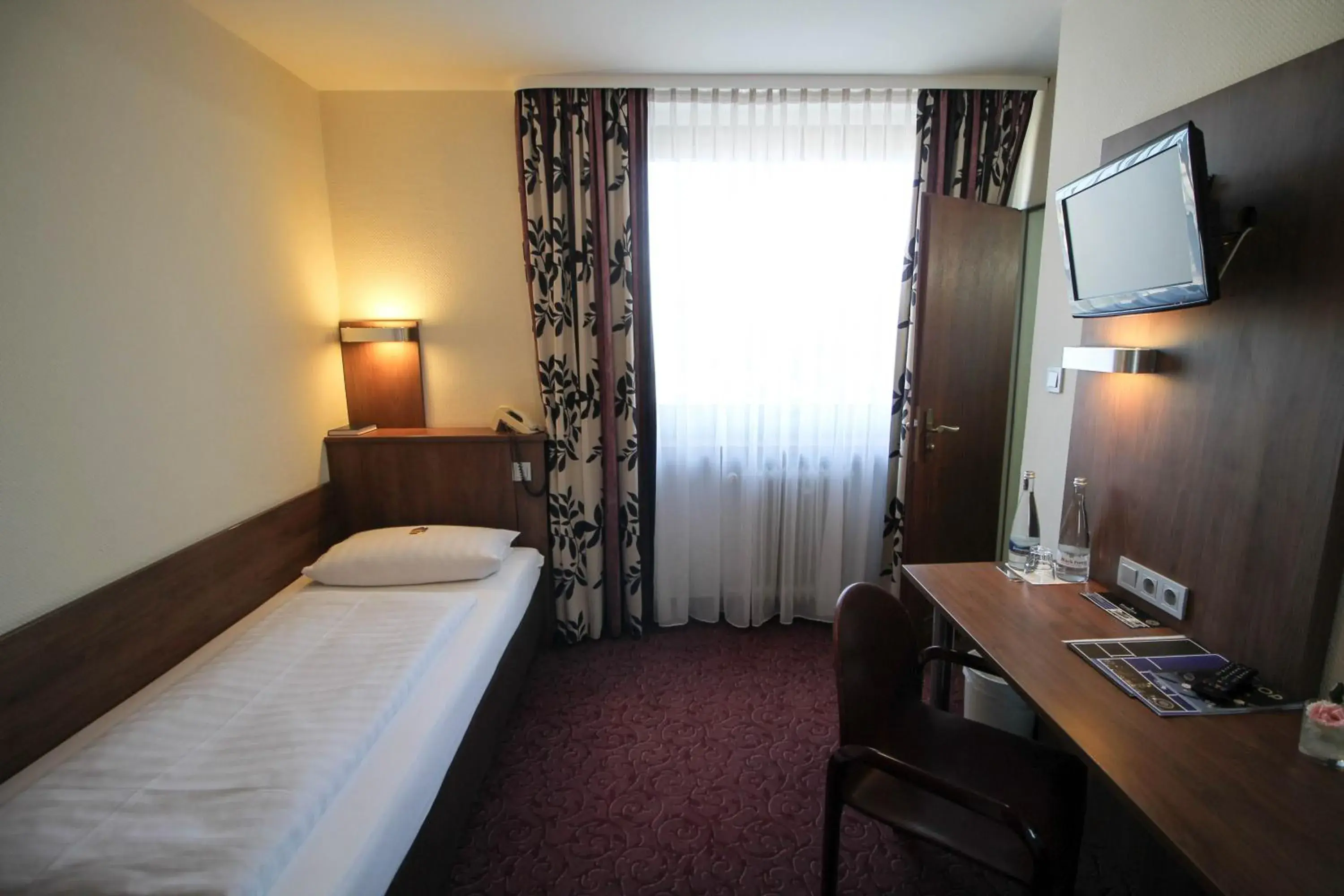 Photo of the whole room, Bed in Hotel am Zoo