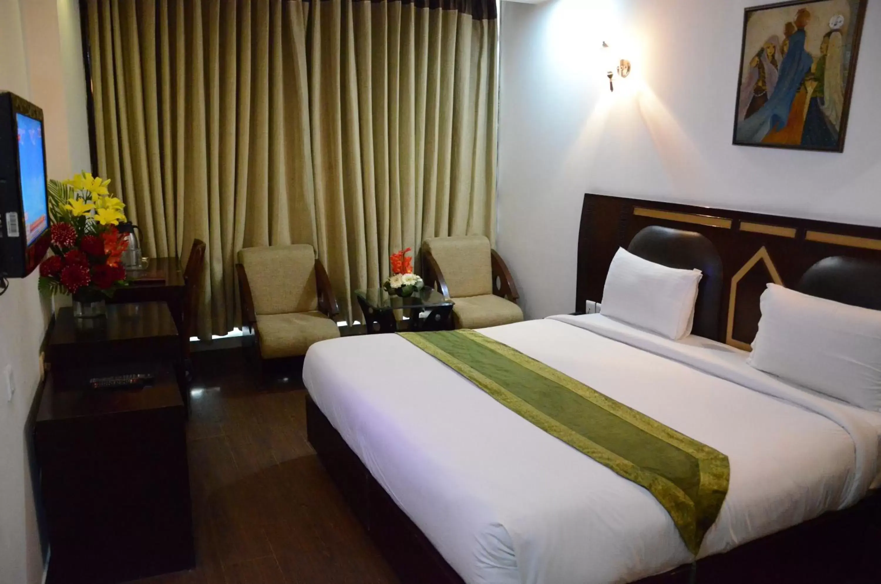 Photo of the whole room, Bed in Airport Hotel Grand, New Delhi