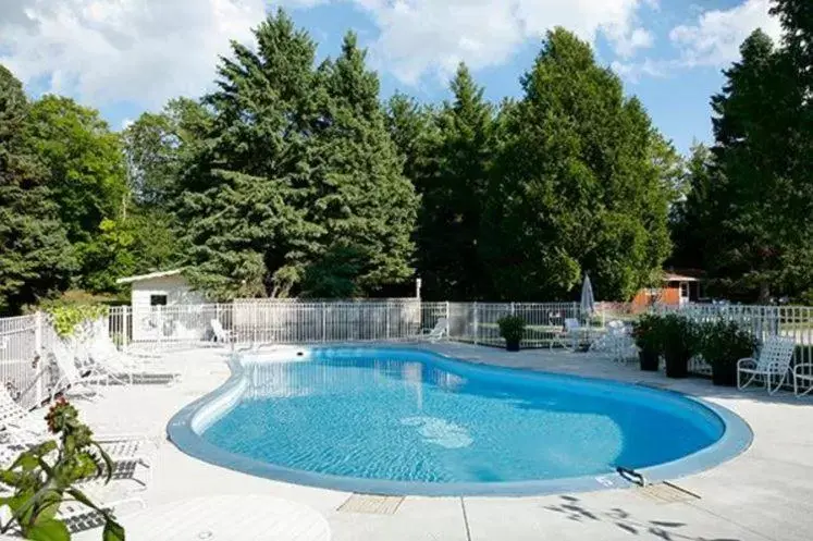 Swimming Pool in Peninsula Park-View Resort