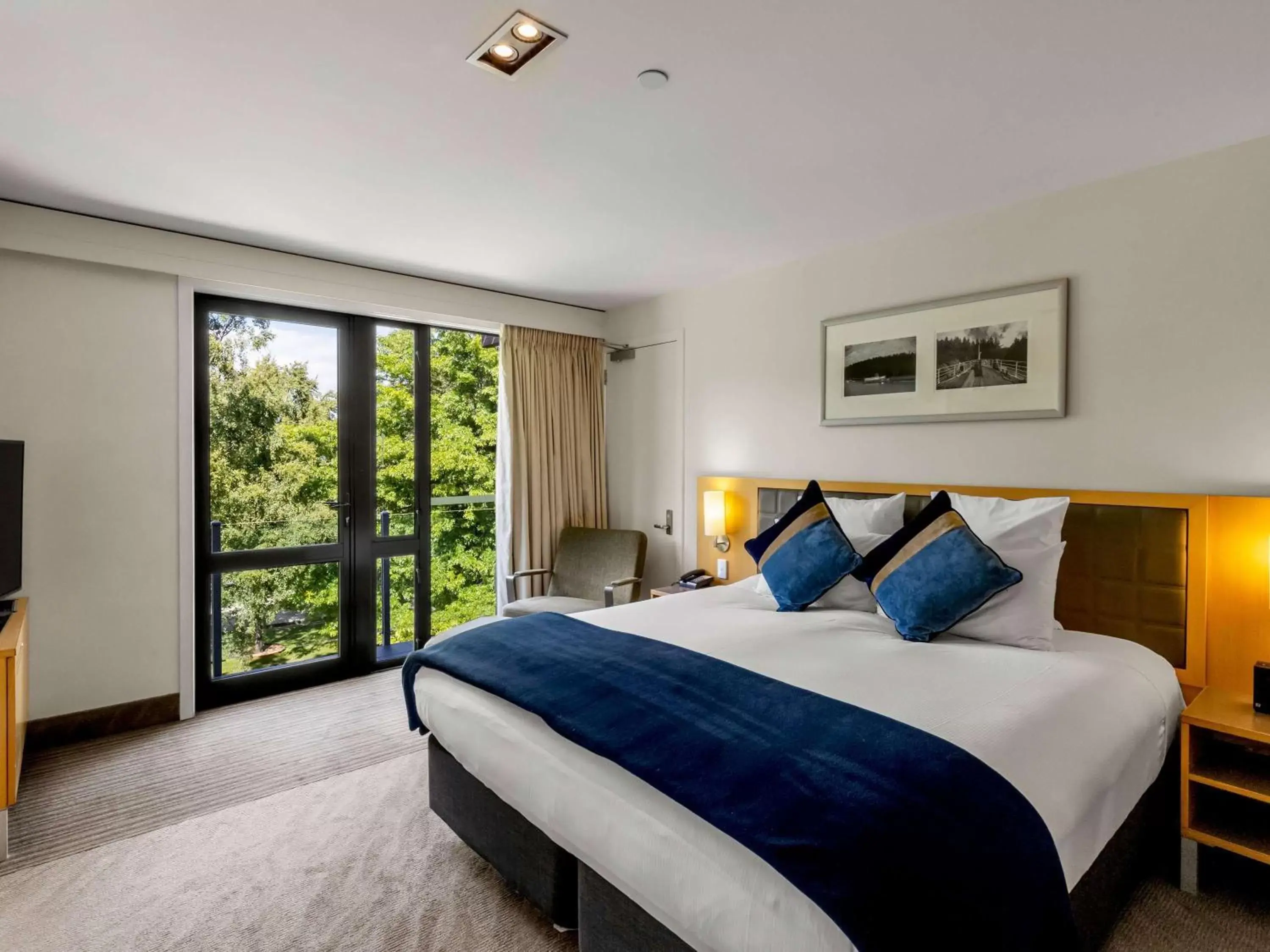 Bedroom, Bed in Novotel Queenstown Lakeside