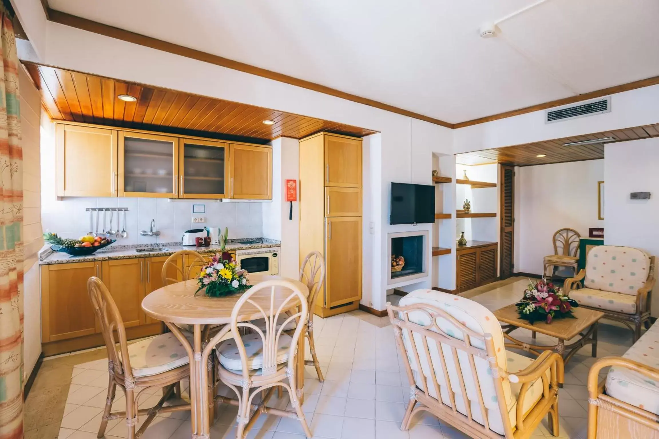 Living room, Dining Area in Muthu Oura Praia Hotel