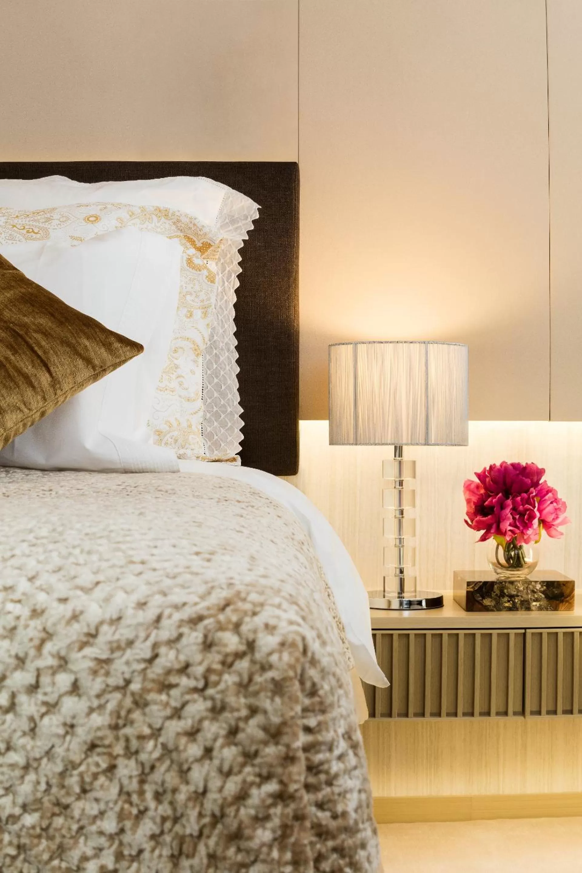 Bedroom, Bed in Burlington Hotel