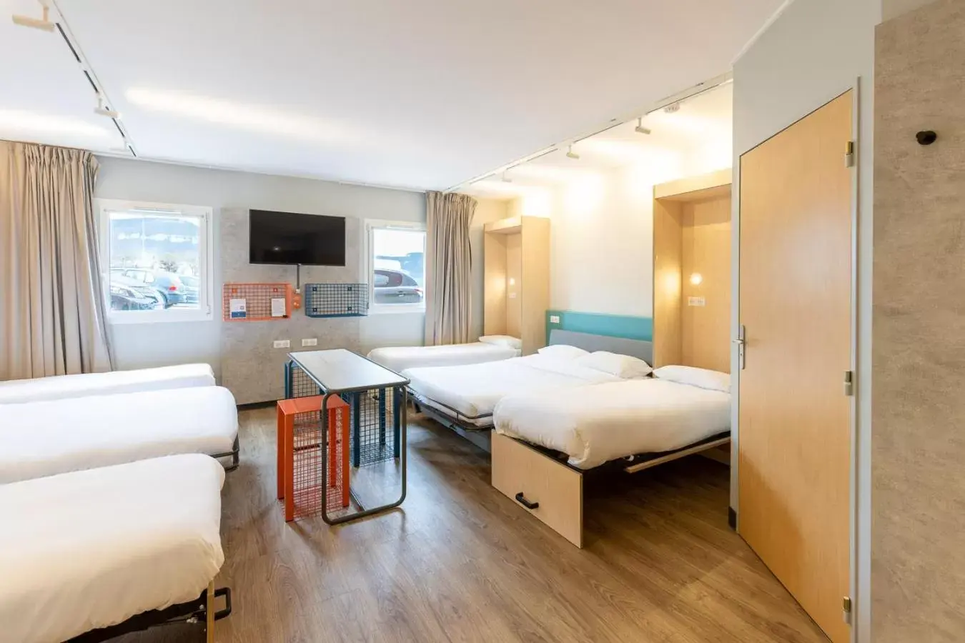 Bedroom, Bed in ibis Budget Millau Viaduc