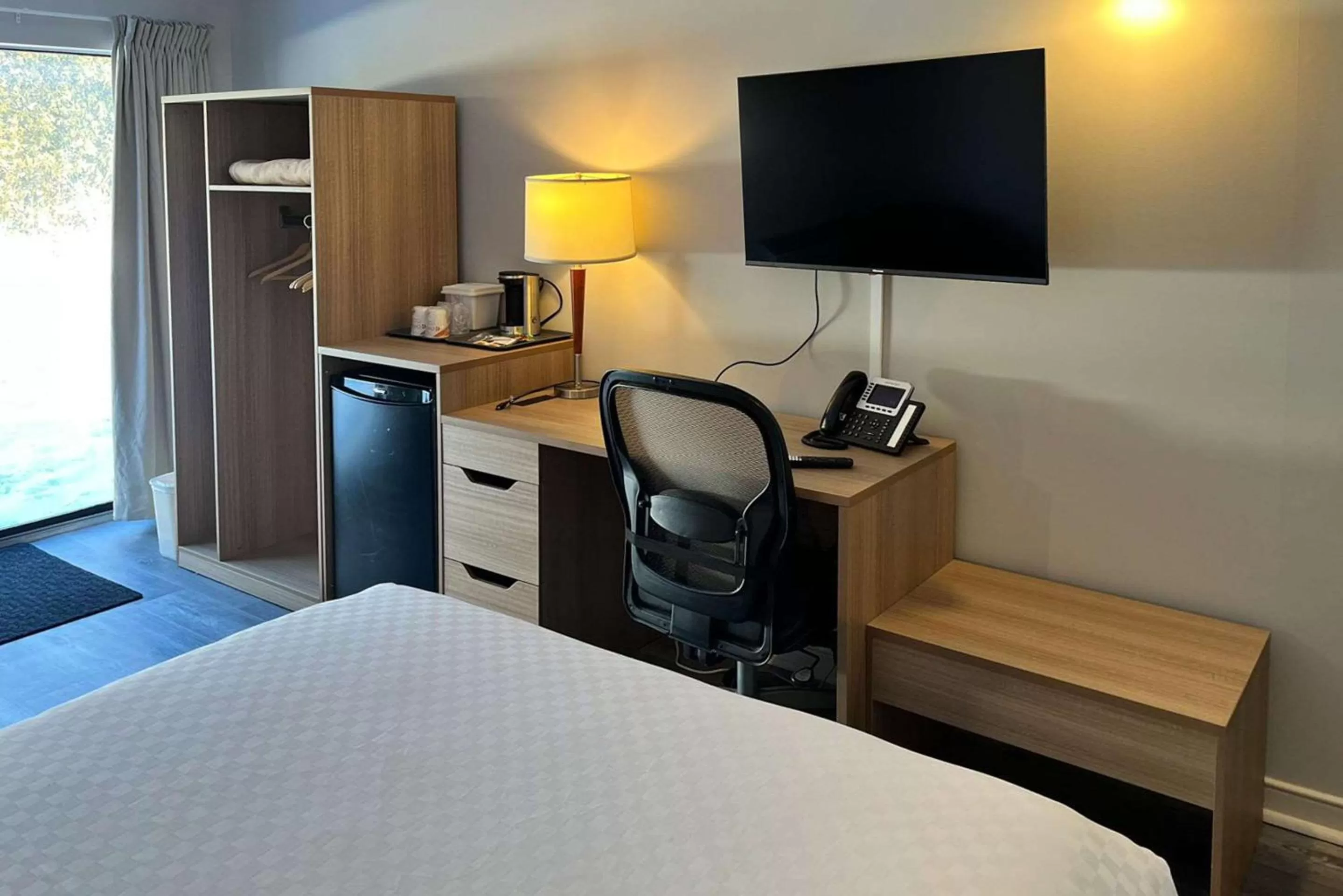 Bedroom, Bed in Econo Lodge Airport Quebec