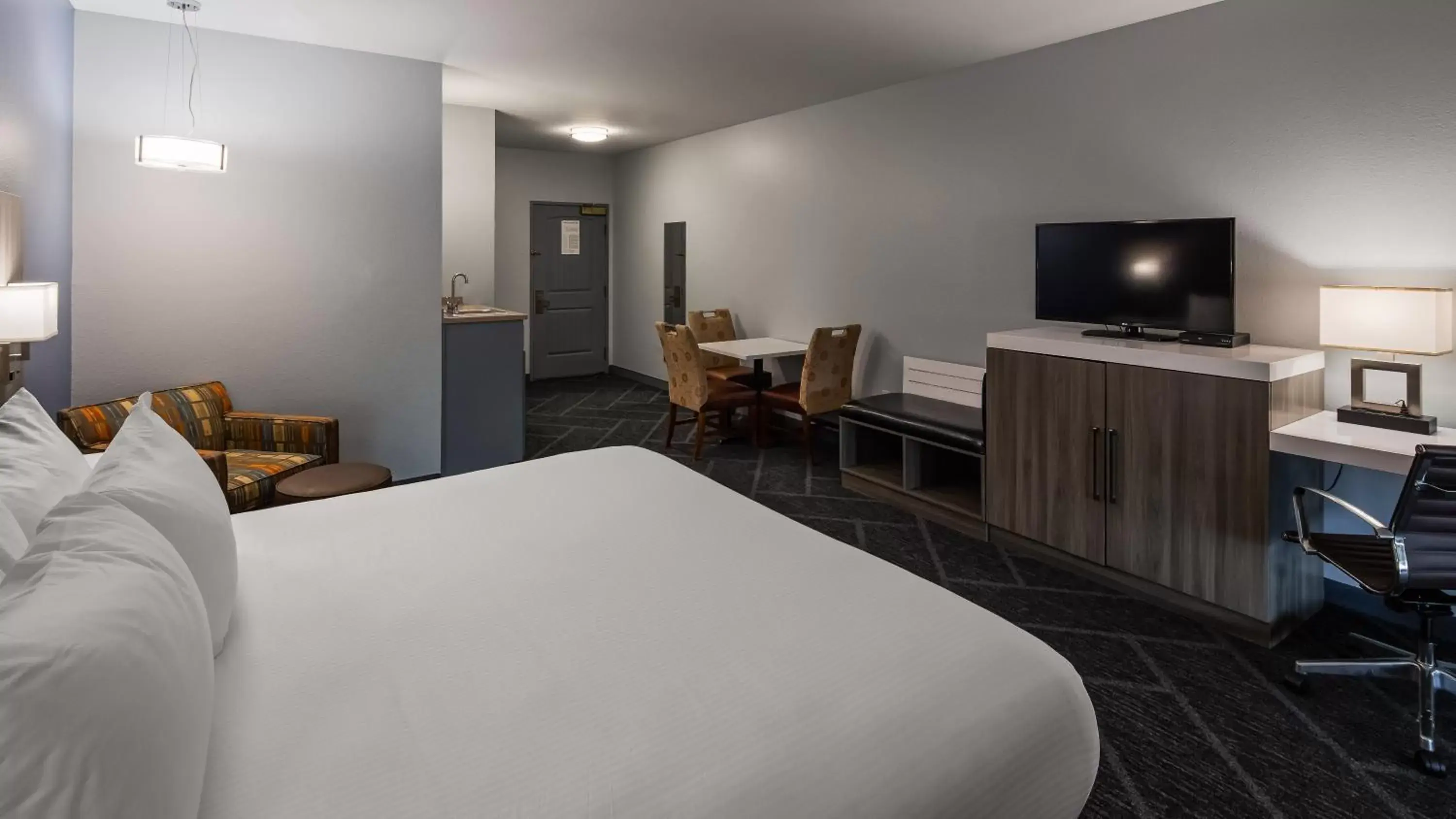 Bed, TV/Entertainment Center in Best Western Plus Appleton Airport Mall Hotel