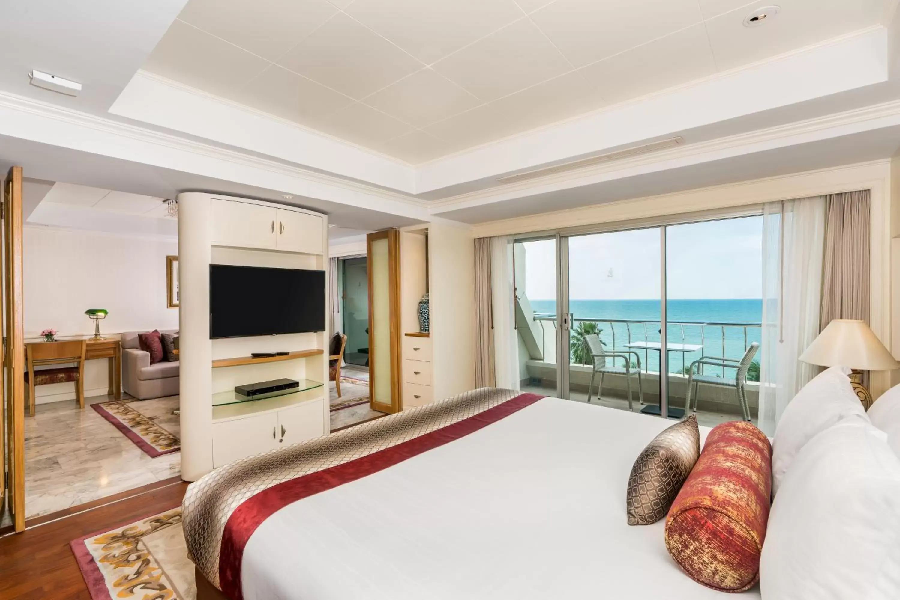 Bedroom in Royal Wing Suites & Spa Pattaya