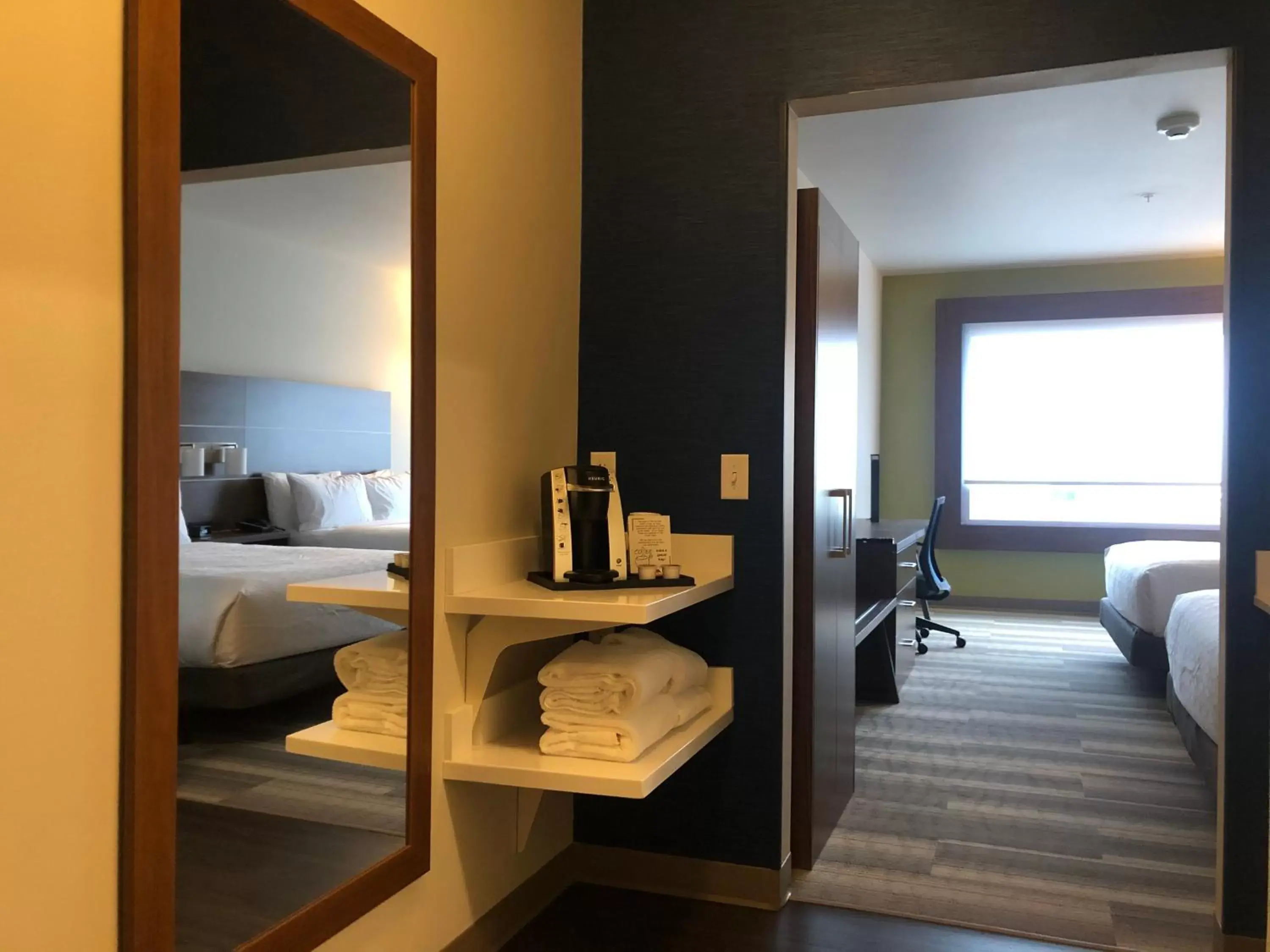 Coffee/tea facilities, Bed in Holiday Inn Express & Suites - Madison West - Middleton, an IHG Hotel