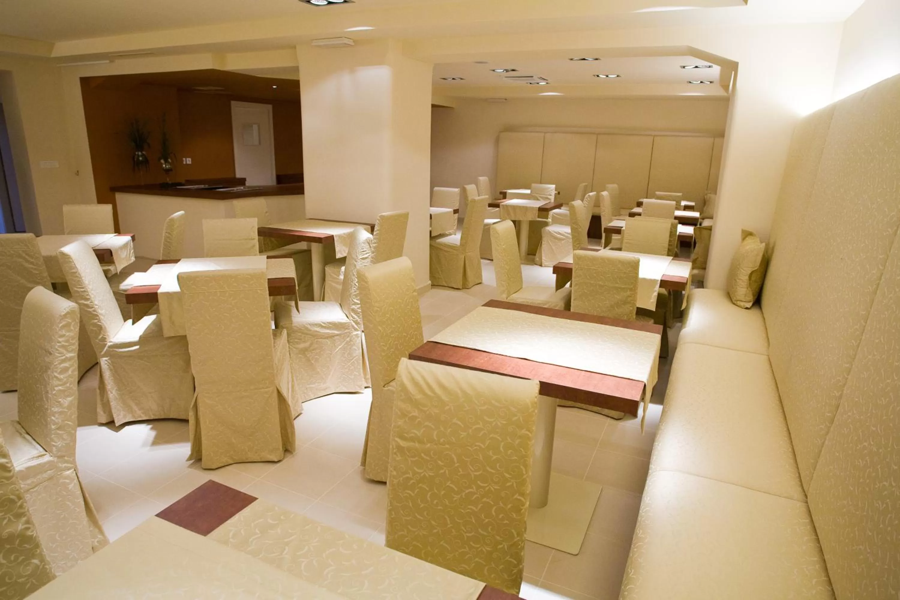 Restaurant/places to eat in Ambient Hotel