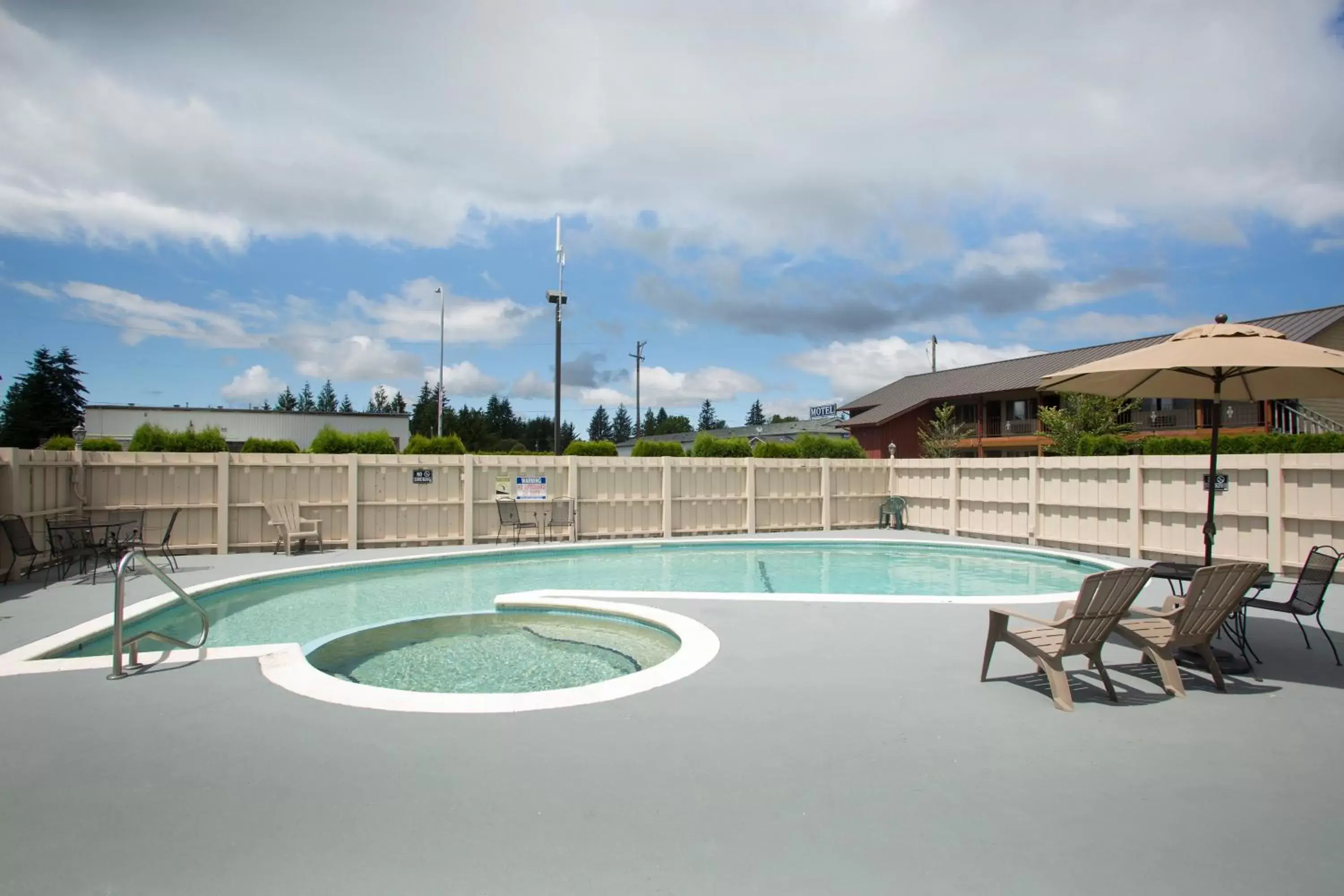 Property building, Swimming Pool in Forks Motel