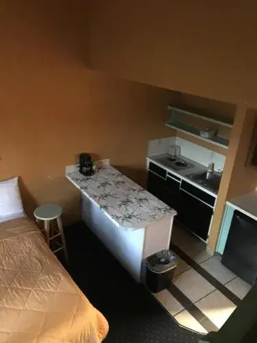 Bedroom, Kitchen/Kitchenette in Smokey Point Motor Inn