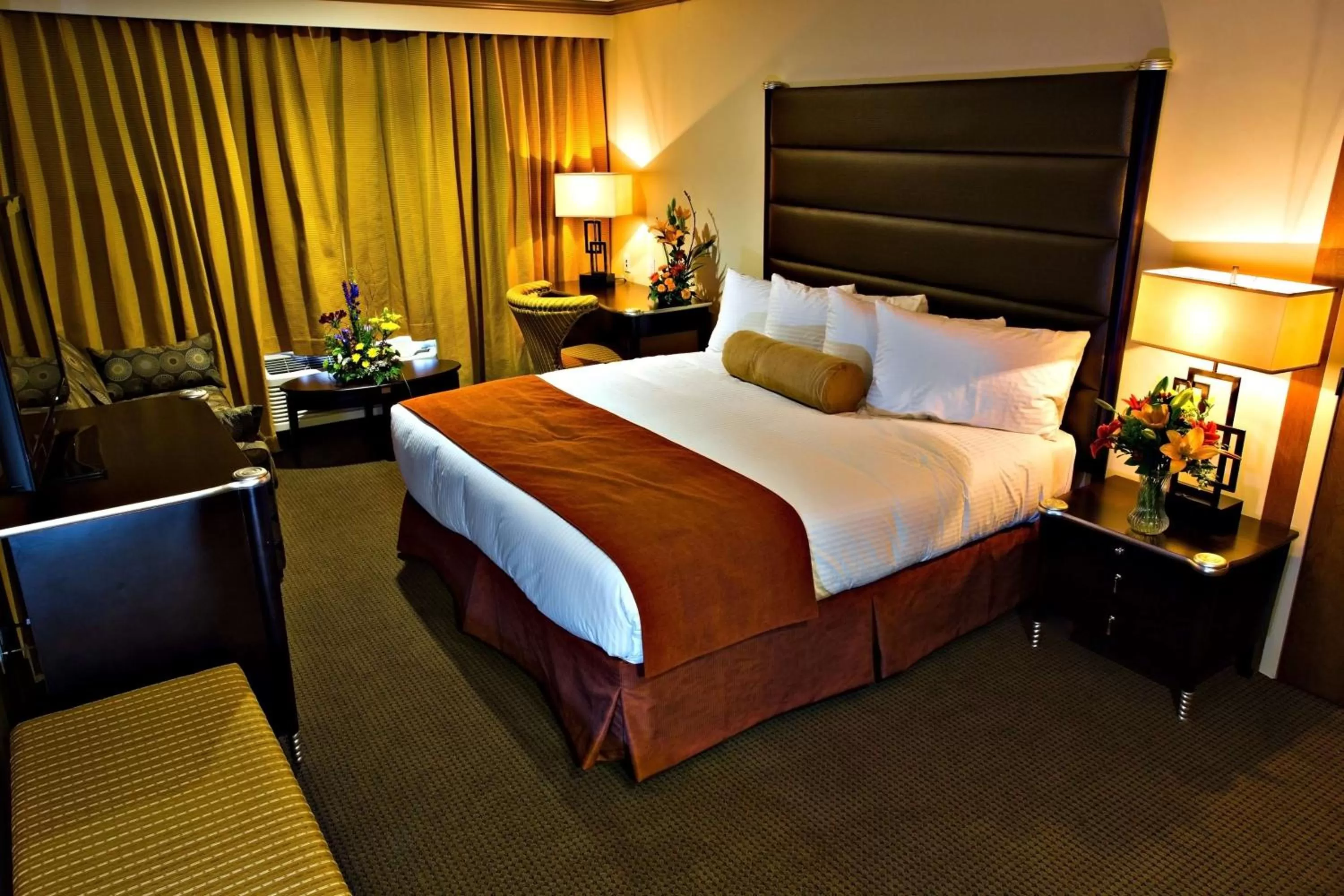 Photo of the whole room, Bed in Camrose Resort Hotel