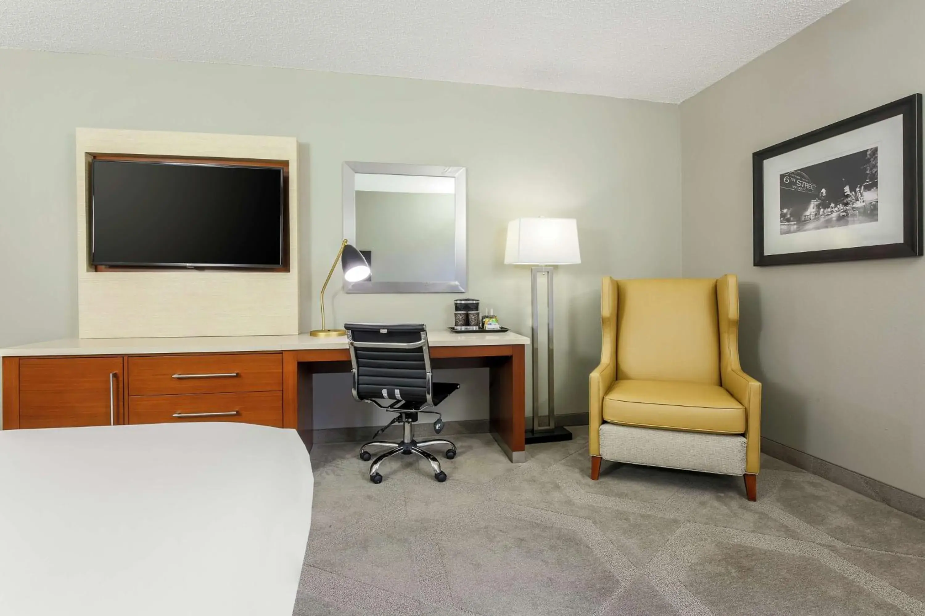 Living room, TV/Entertainment Center in DoubleTree by Hilton Austin-University Area