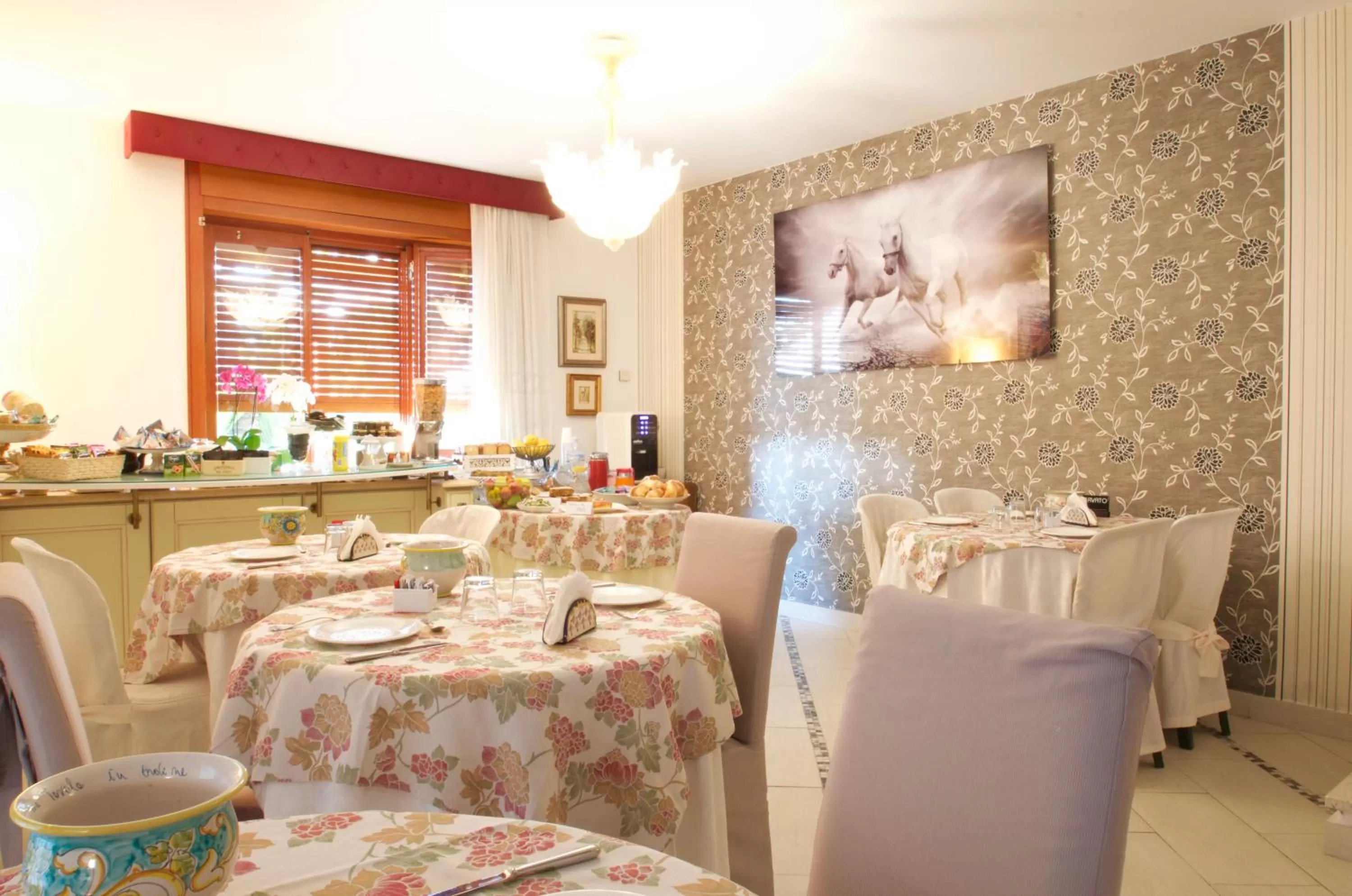 Communal lounge/ TV room, Restaurant/Places to Eat in La Magnolia B&B