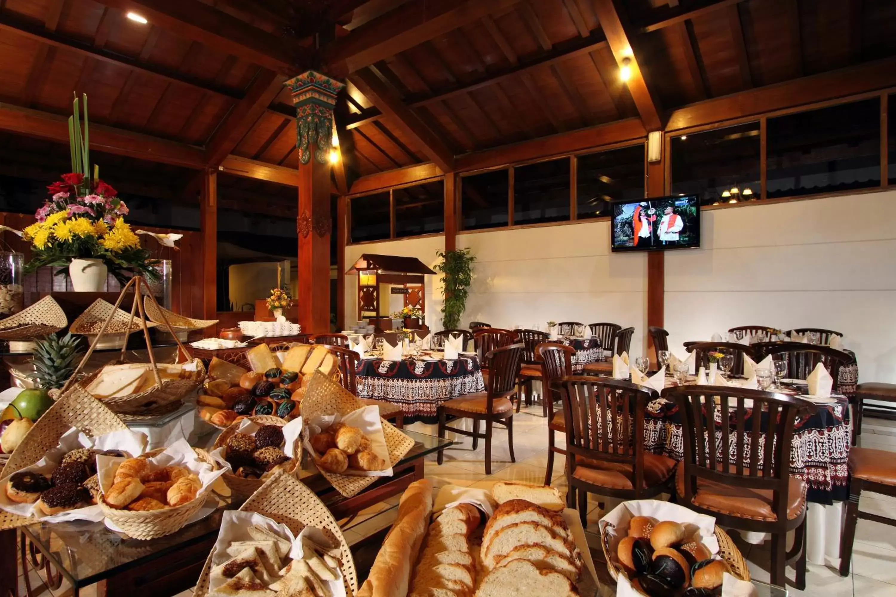 Restaurant/Places to Eat in Cakra Kusuma Hotel