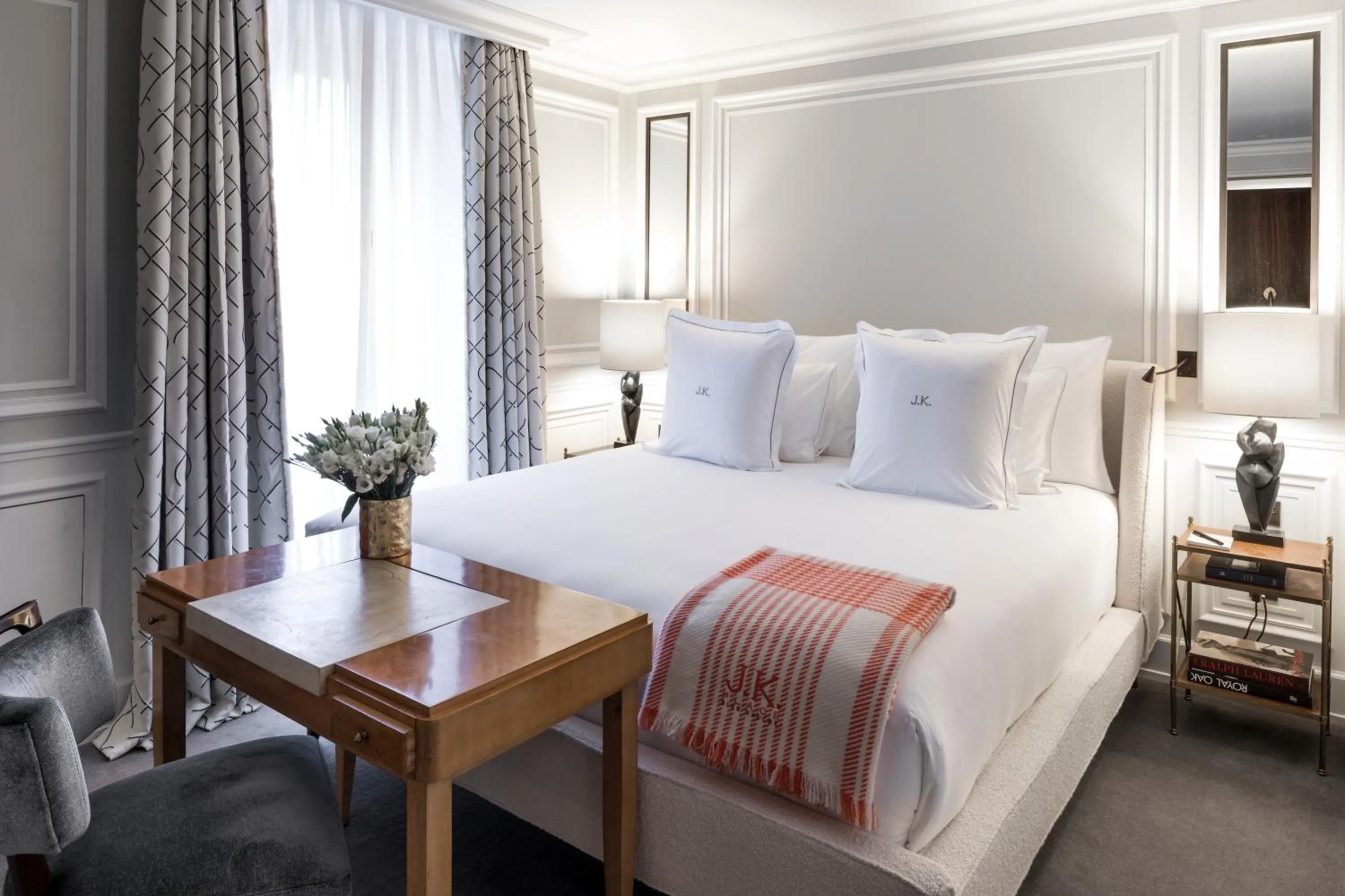 Bedroom, Bed in J.K. Place Paris