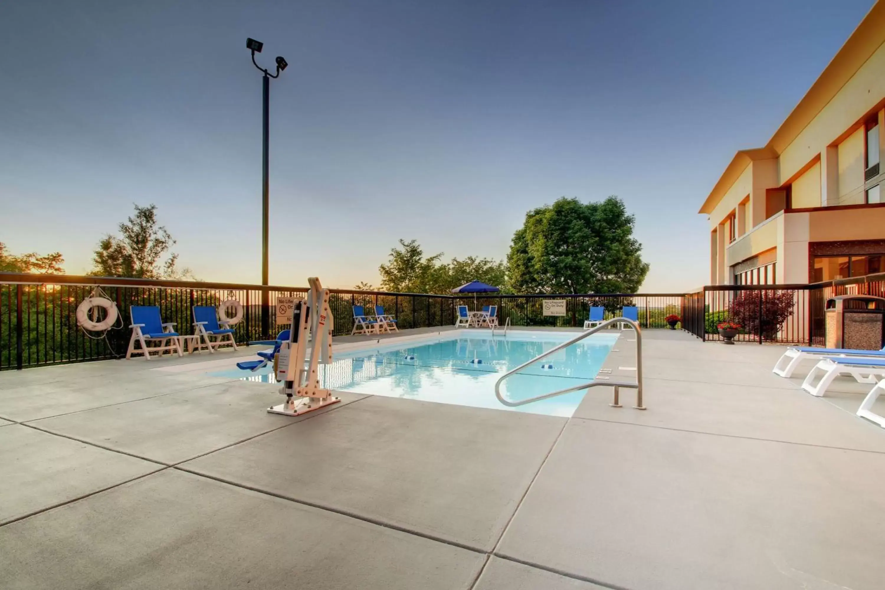 Pool view, Swimming Pool in Hampton Inn Rolla