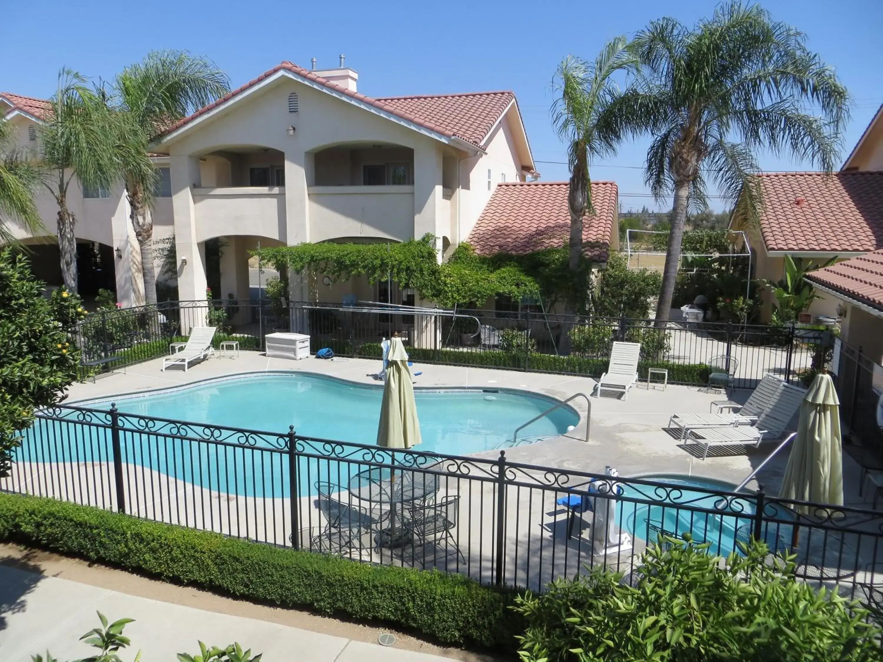 Facade/entrance, Pool View in Garden Inn and Suites Fresno