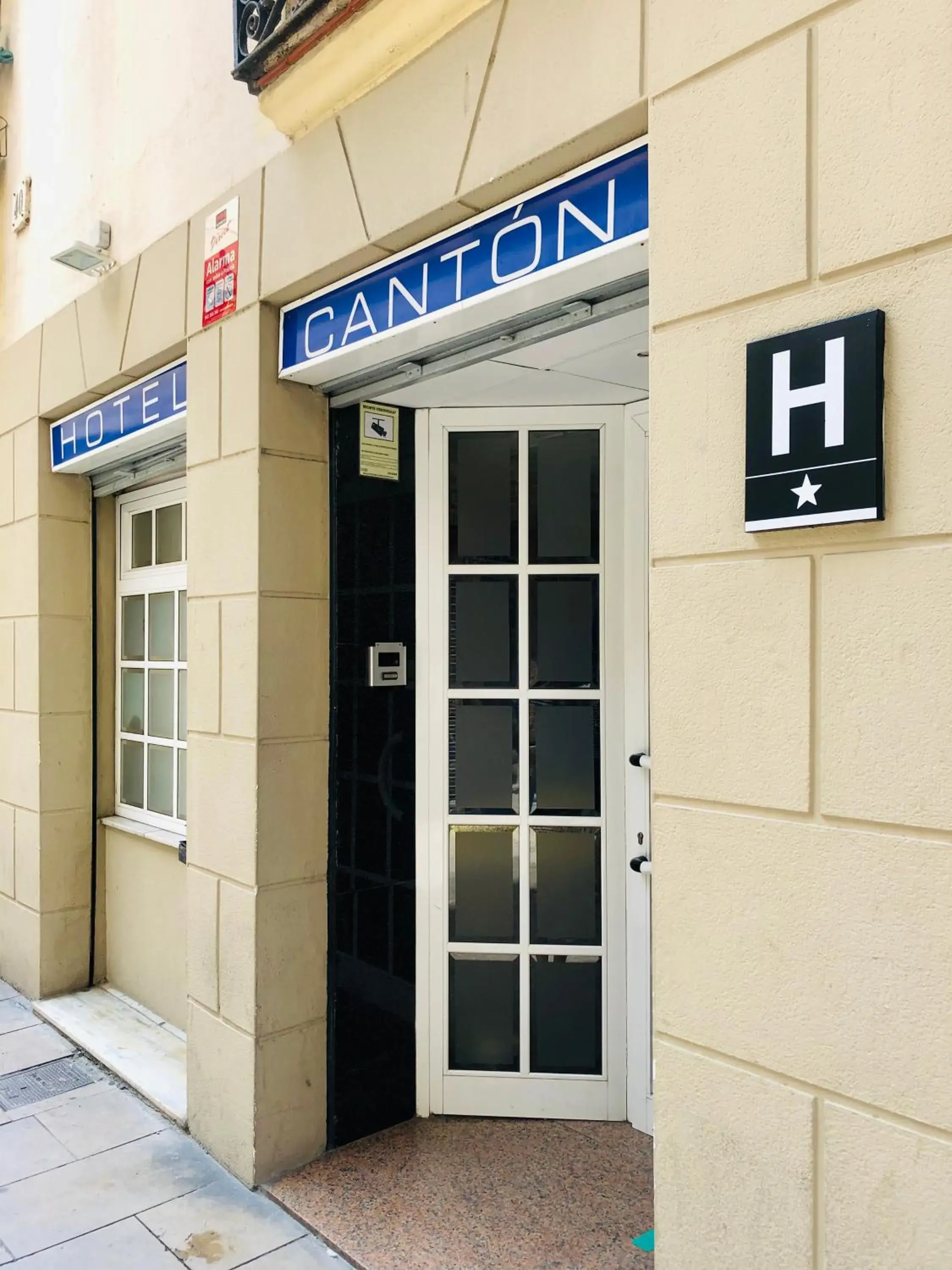 Facade/entrance in Hotel Cantón Facade/entrance in Hotel Cantón