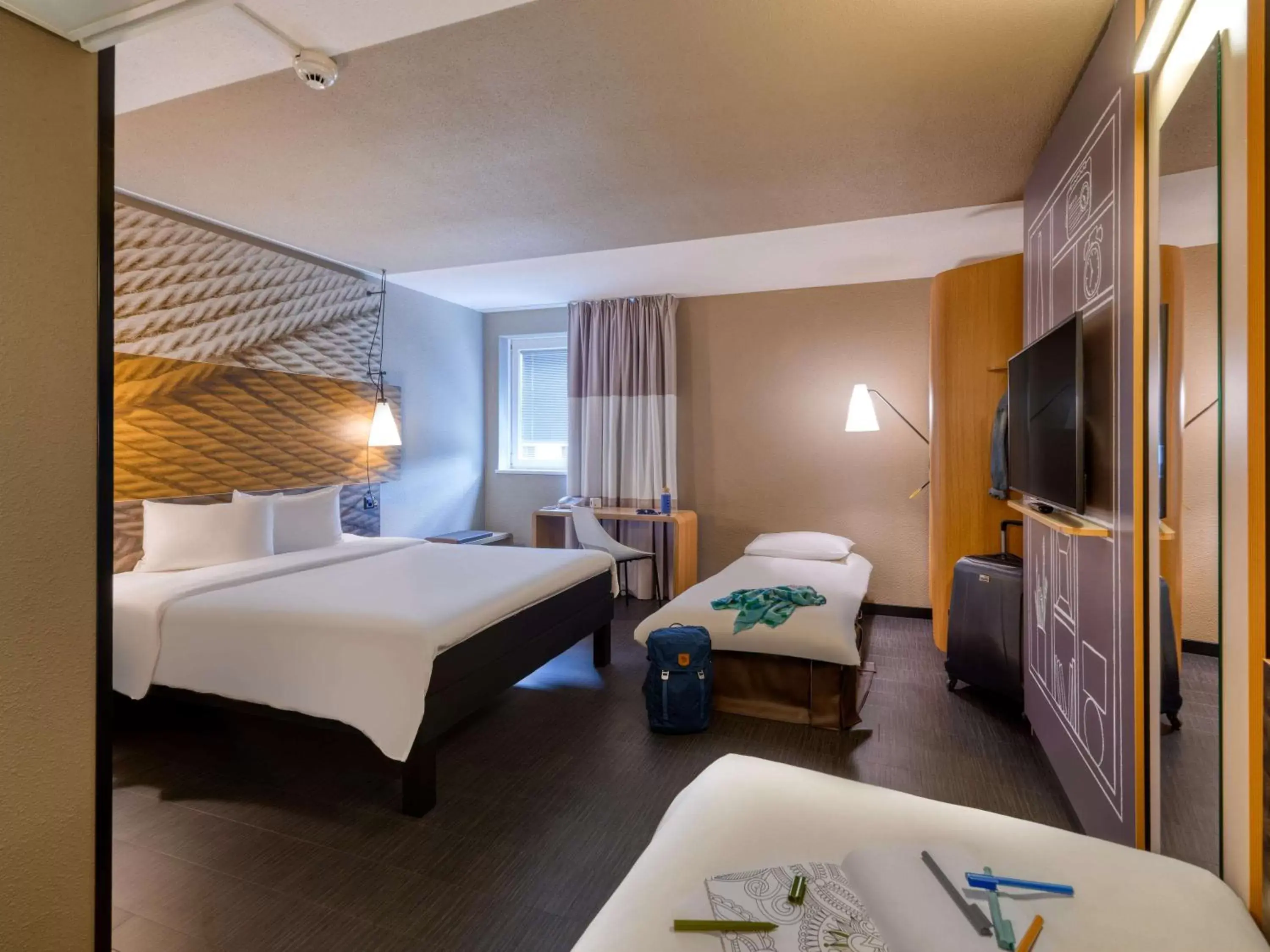 Photo of the whole room, Bed in ibis Zürich City West
