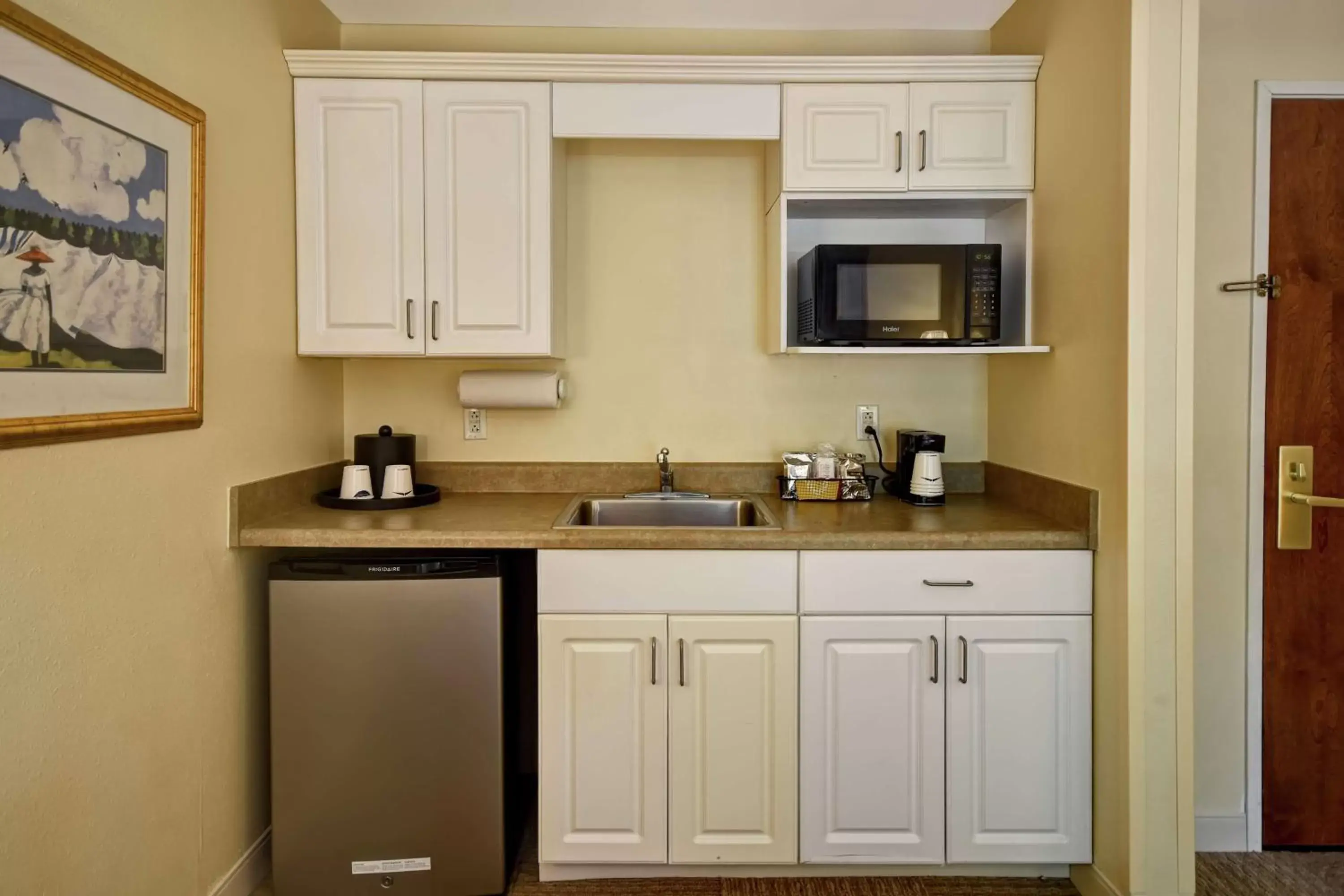 Bed, Kitchen/Kitchenette in Hampton Inn & Suites Charleston-West Ashley