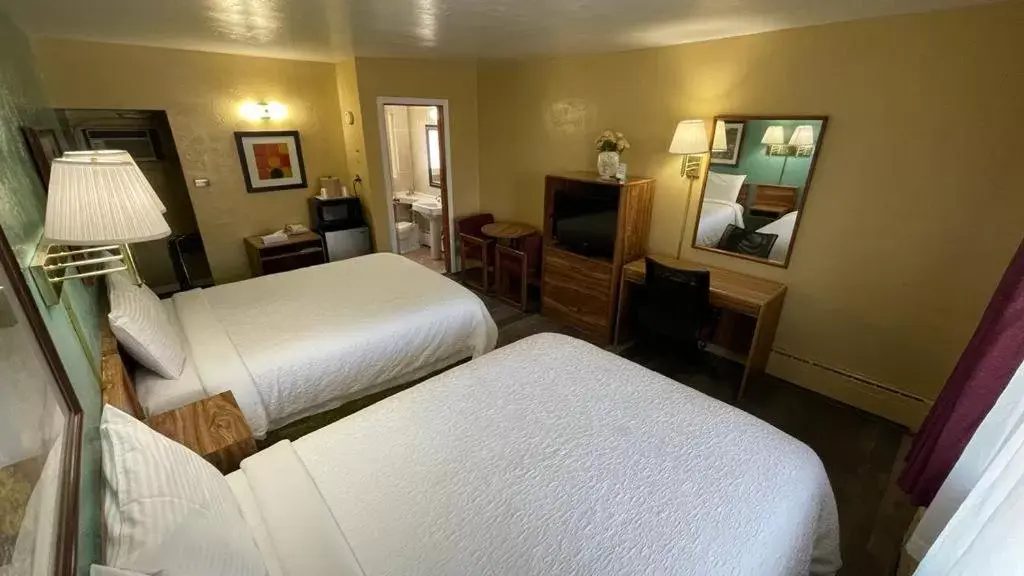 Bedroom, Bed in American inn