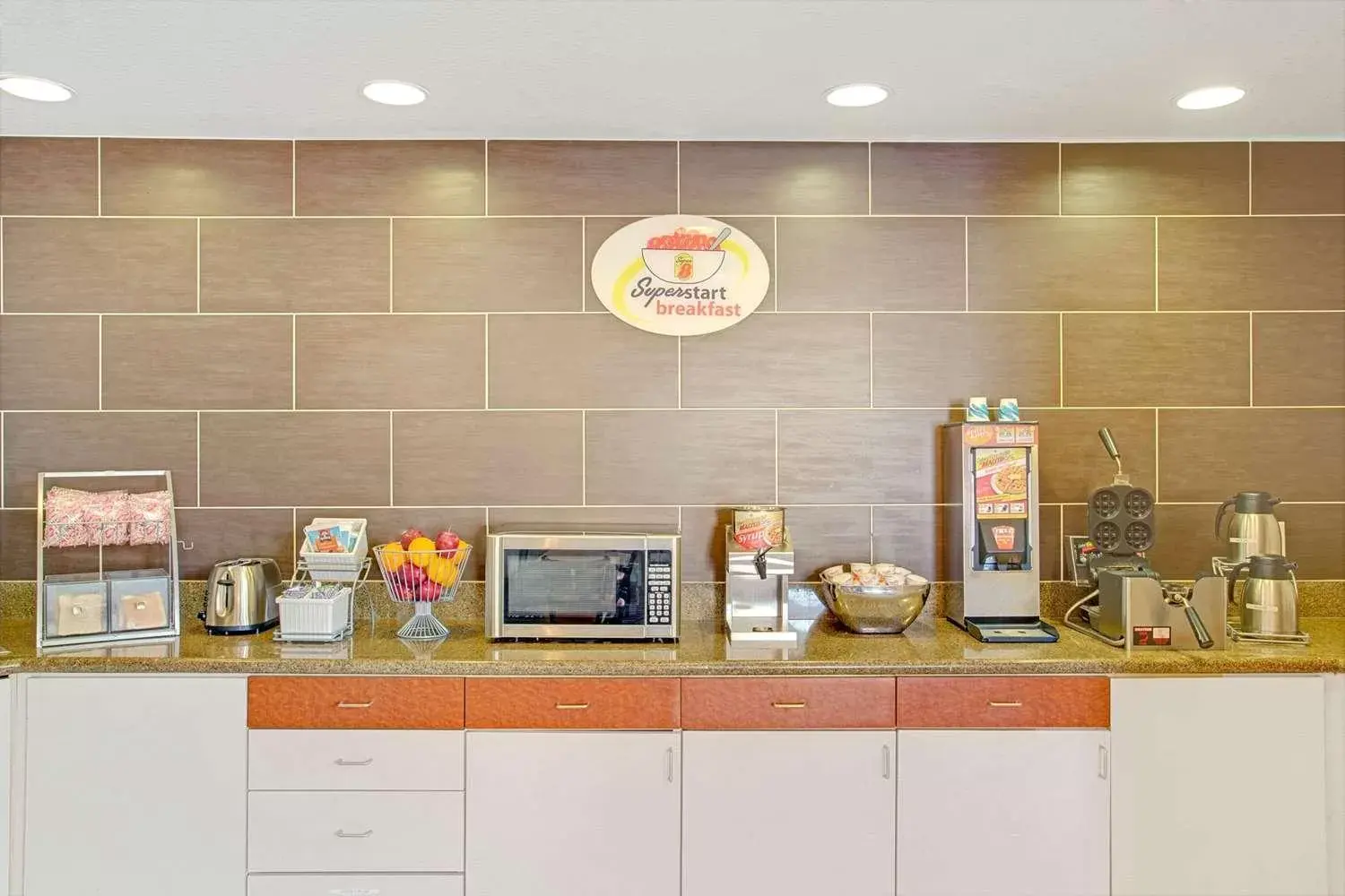 Breakfast, Kitchen/Kitchenette in Super 8 by Wyndham Salt Lake City Airport