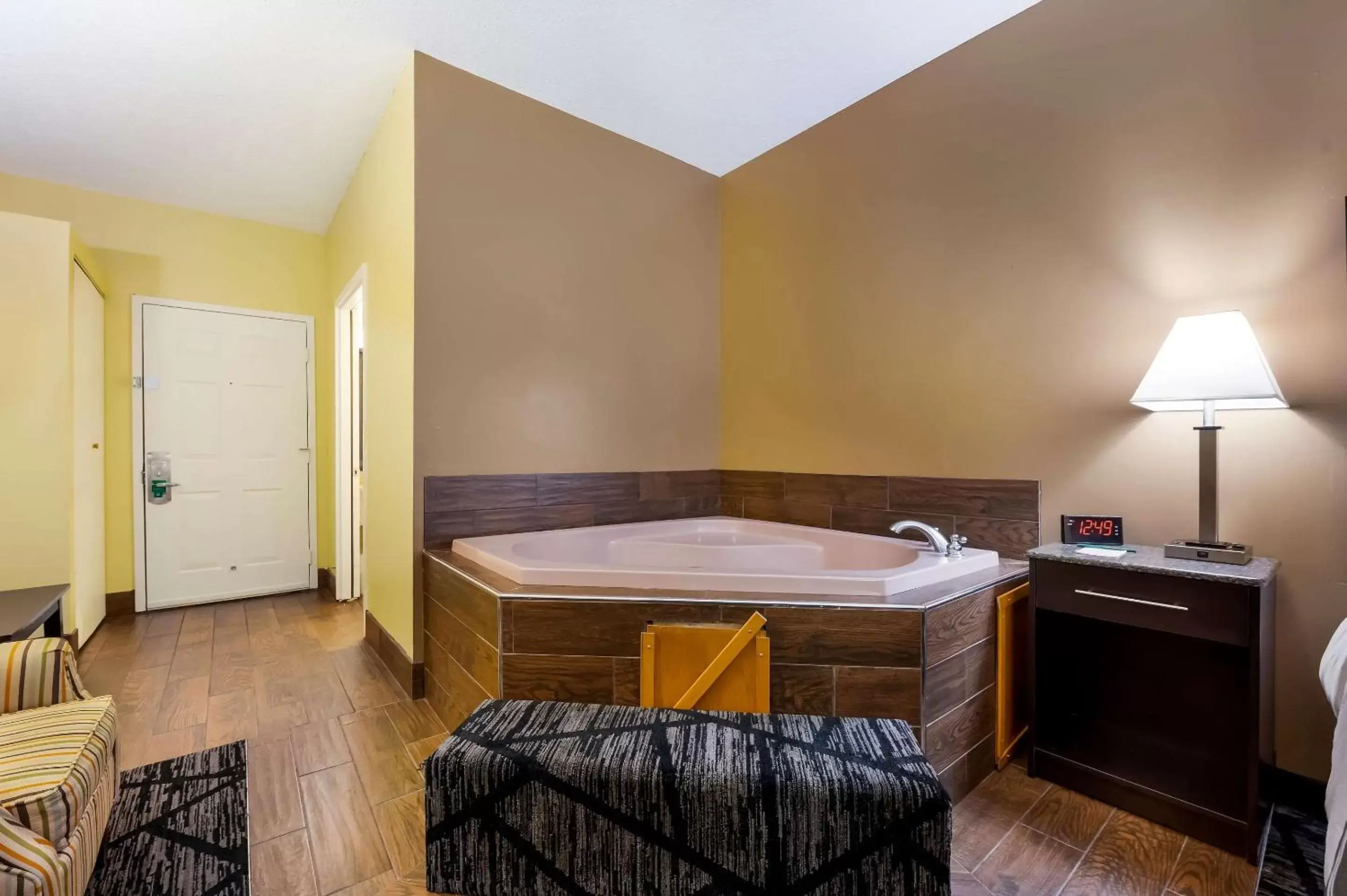 Bedroom, Kitchen/Kitchenette in Quality Inn Fort Payne I-59 exit 222